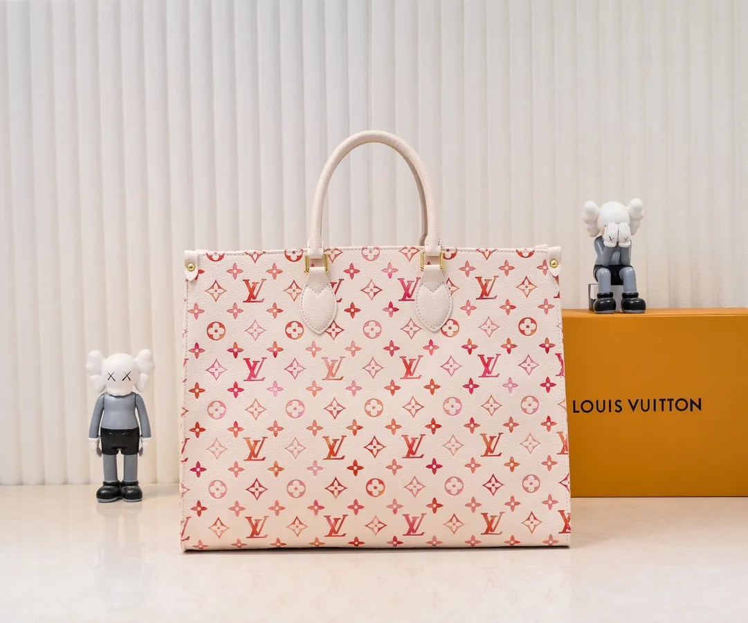 Batch 💰320 M45039 M44571 This large OnTheGo handbag is from the Sunrise Aquarelle series. It is made of colorful Monogram Empreinte leather with watercolor effect LV letters and Monogram flowers, delicately depicting the rising sun. The silk-screen luster is like crystal clear morning dew, and the rolled leather handles and detachable and adjustable shoulder strap allow for a variety of carrying methods. Size: 41x34x19cm