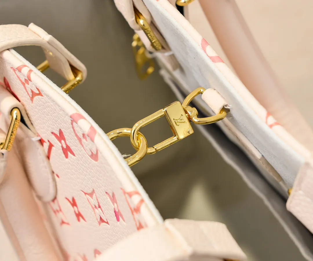 Batch 💰320 M45039 M44571 This large OnTheGo handbag is from the Sunrise Aquarelle series. It is made of colorful Monogram Empreinte leather with watercolor effect LV letters and Monogram flowers, delicately depicting the rising sun. The silk-screen luster is like crystal clear morning dew, and the rolled leather handles and detachable and adjustable shoulder strap allow for a variety of carrying methods. Size: 41x34x19cm