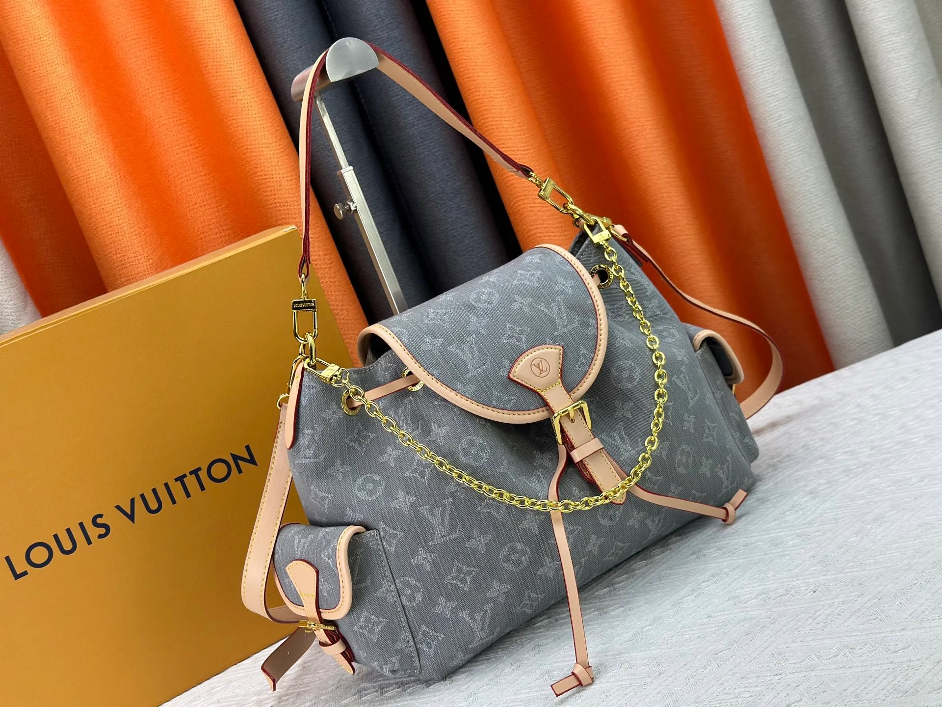 P300 M25085 M45501 upgraded original LV has been planted again! One shoulder ❥. Japanese second-hand vintagev presbyopic Takashi Murakami limited edition Vivian LV presbyopic limited edition! Super beautiful! Many Internet celebrities and trendy people are carrying this bag on one shoulder and across the body. It looks simple and looks very classy when paired with it! Really fascinated by the appearance. Size: 32*11*23cm