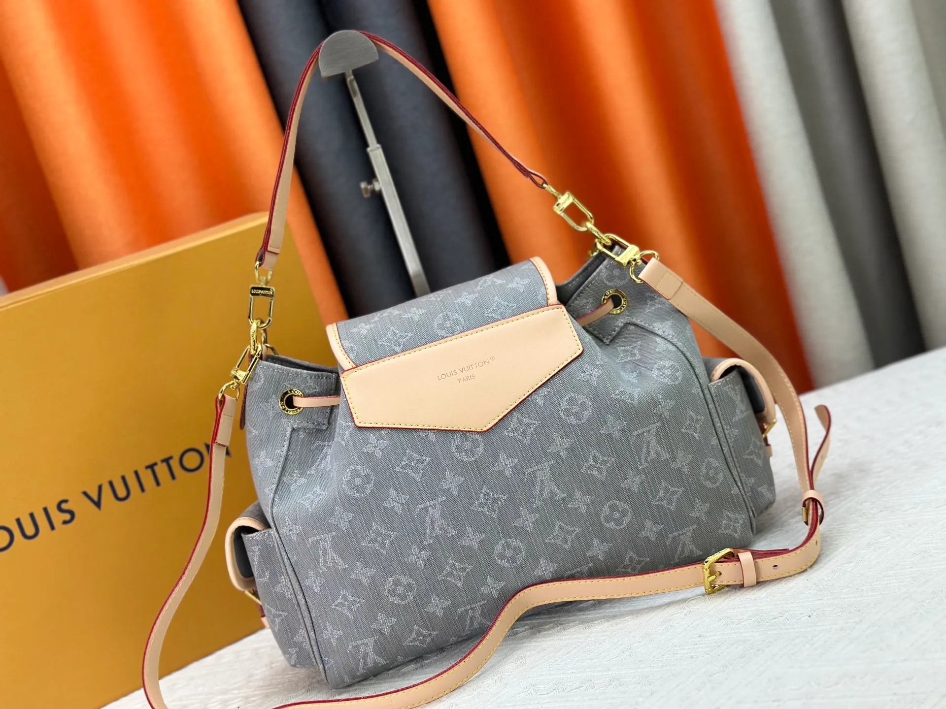 P300 M25085 M45501 upgraded original LV has been planted again! One shoulder ❥. Japanese second-hand vintagev presbyopic Takashi Murakami limited edition Vivian LV presbyopic limited edition! Super beautiful! Many Internet celebrities and trendy people are carrying this bag on one shoulder and across the body. It looks simple and looks very classy when paired with it! Really fascinated by the appearance. Size: 32*11*23cm