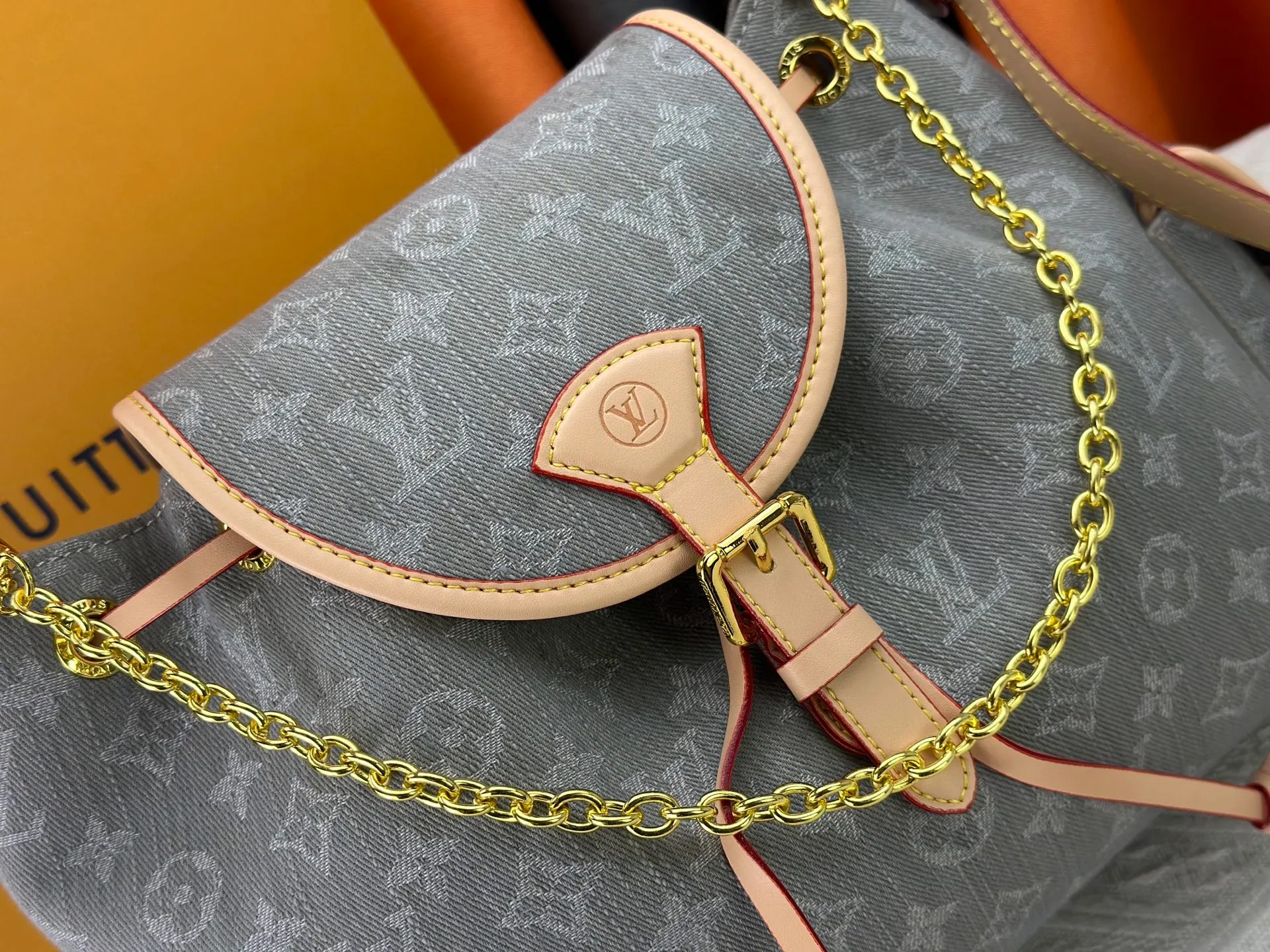P300 M25085 M45501 upgraded original LV has been planted again! One shoulder ❥. Japanese second-hand vintagev presbyopic Takashi Murakami limited edition Vivian LV presbyopic limited edition! Super beautiful! Many Internet celebrities and trendy people are carrying this bag on one shoulder and across the body. It looks simple and looks very classy when paired with it! Really fascinated by the appearance. Size: 32*11*23cm