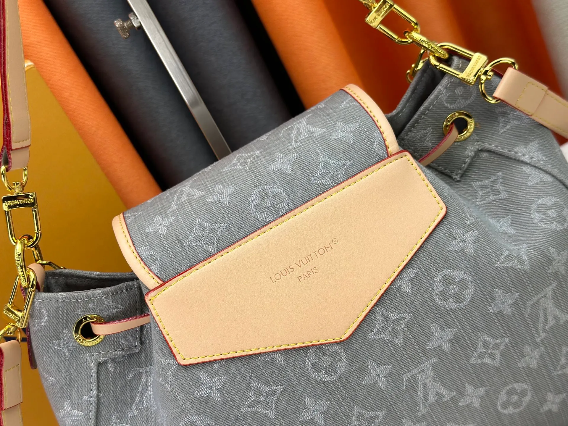 P300 M25085 M45501 upgraded original LV has been planted again! One shoulder ❥. Japanese second-hand vintagev presbyopic Takashi Murakami limited edition Vivian LV presbyopic limited edition! Super beautiful! Many Internet celebrities and trendy people are carrying this bag on one shoulder and across the body. It looks simple and looks very classy when paired with it! Really fascinated by the appearance. Size: 32*11*23cm