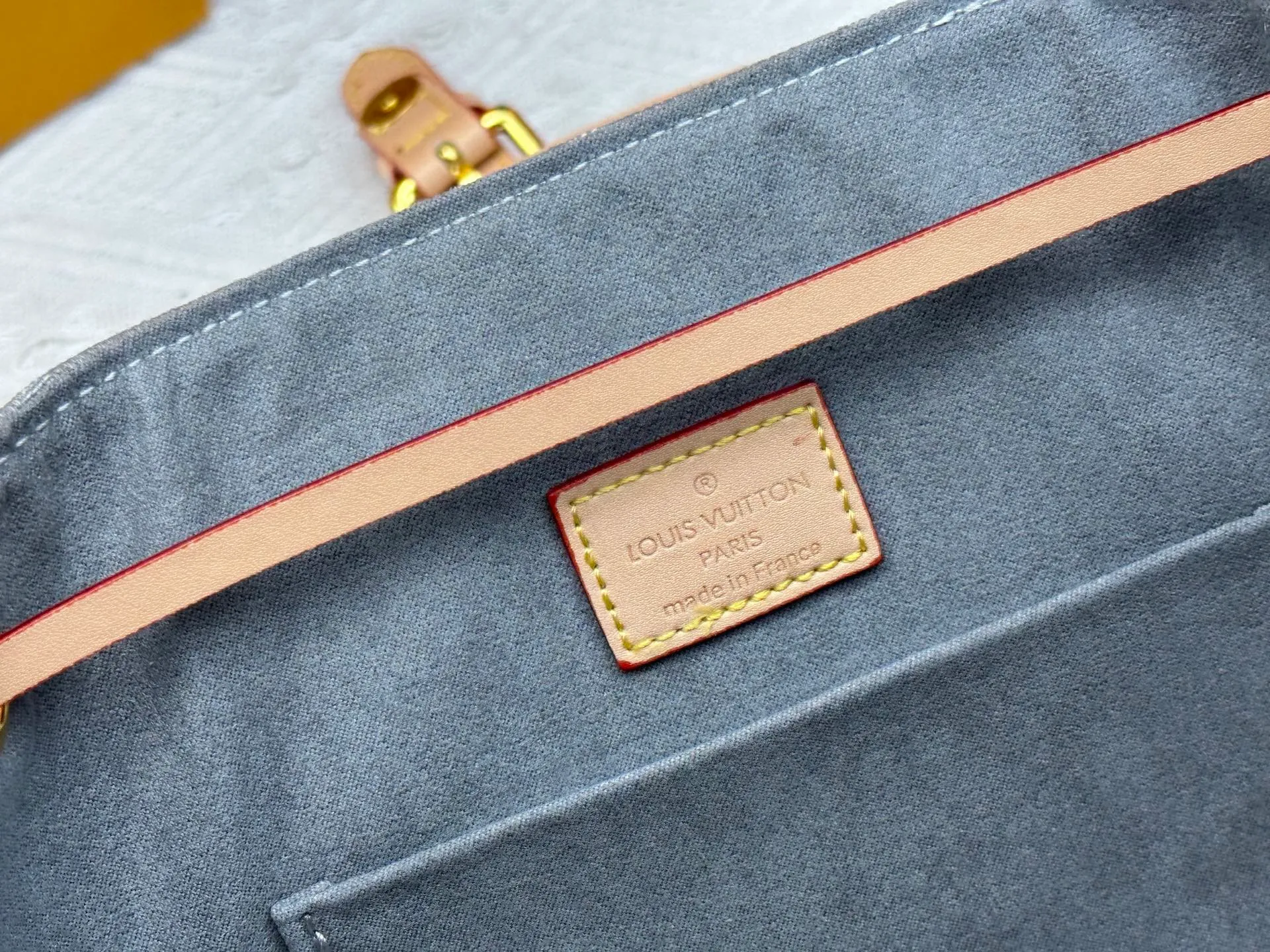 P300 M25085 M45501 upgraded original LV has been planted again! One shoulder ❥. Japanese second-hand vintagev presbyopic Takashi Murakami limited edition Vivian LV presbyopic limited edition! Super beautiful! Many Internet celebrities and trendy people are carrying this bag on one shoulder and across the body. It looks simple and looks very classy when paired with it! Really fascinated by the appearance. Size: 32*11*23cm