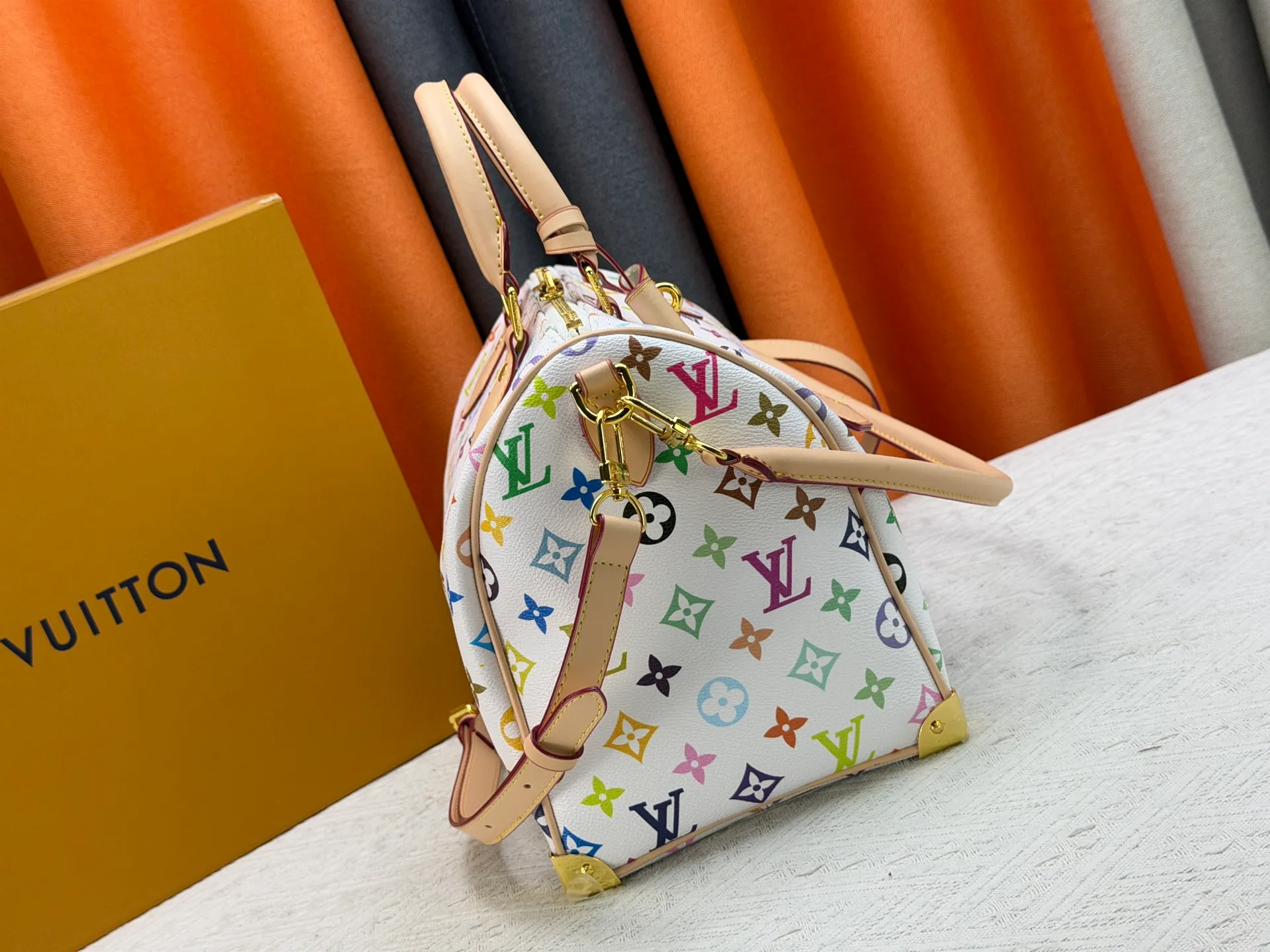 P300 Upgraded original version M27789 M13805 M13257 M40391 LV Murakami Takashi co-branded NANOSPEEDY handbag This Nano Speedy handbag combines Monogram canvas and cow leather trim printing, with 33 colorful interpretations of white tricolor and black tricolor. It has been launched in twelve sections and is very popular around the world and is loved by celebrities and celebrities. 30.0 x 21.0 x 17.0 cm