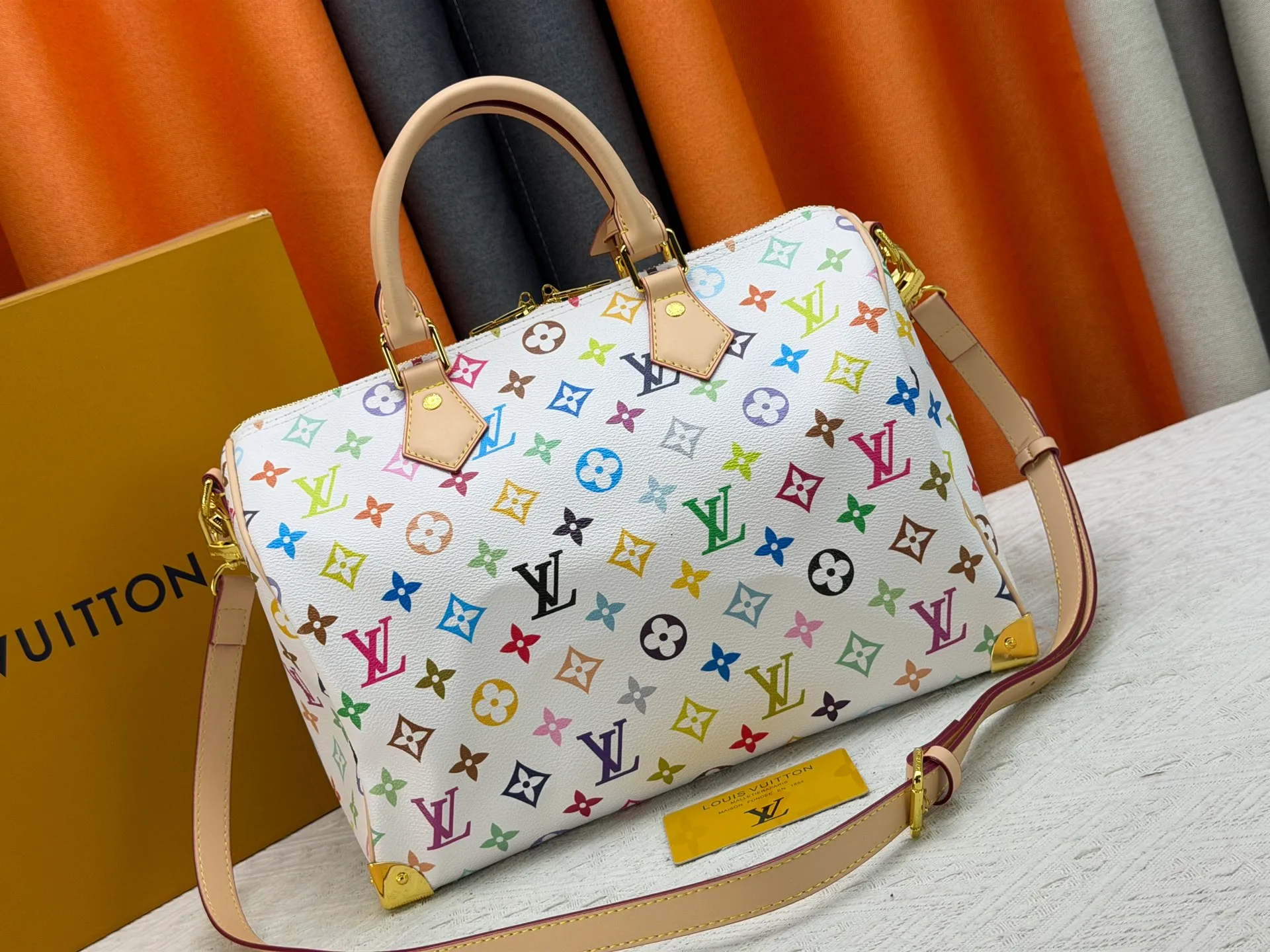 P300 Upgraded original version M27789 M13805 M13257 M40391 LV Murakami Takashi co-branded NANOSPEEDY handbag This Nano Speedy handbag combines Monogram canvas and cow leather trim printing, with 33 colorful interpretations of white tricolor and black tricolor. It has been launched in twelve sections and is very popular around the world and is loved by celebrities and celebrities. 30.0 x 21.0 x 17.0 cm