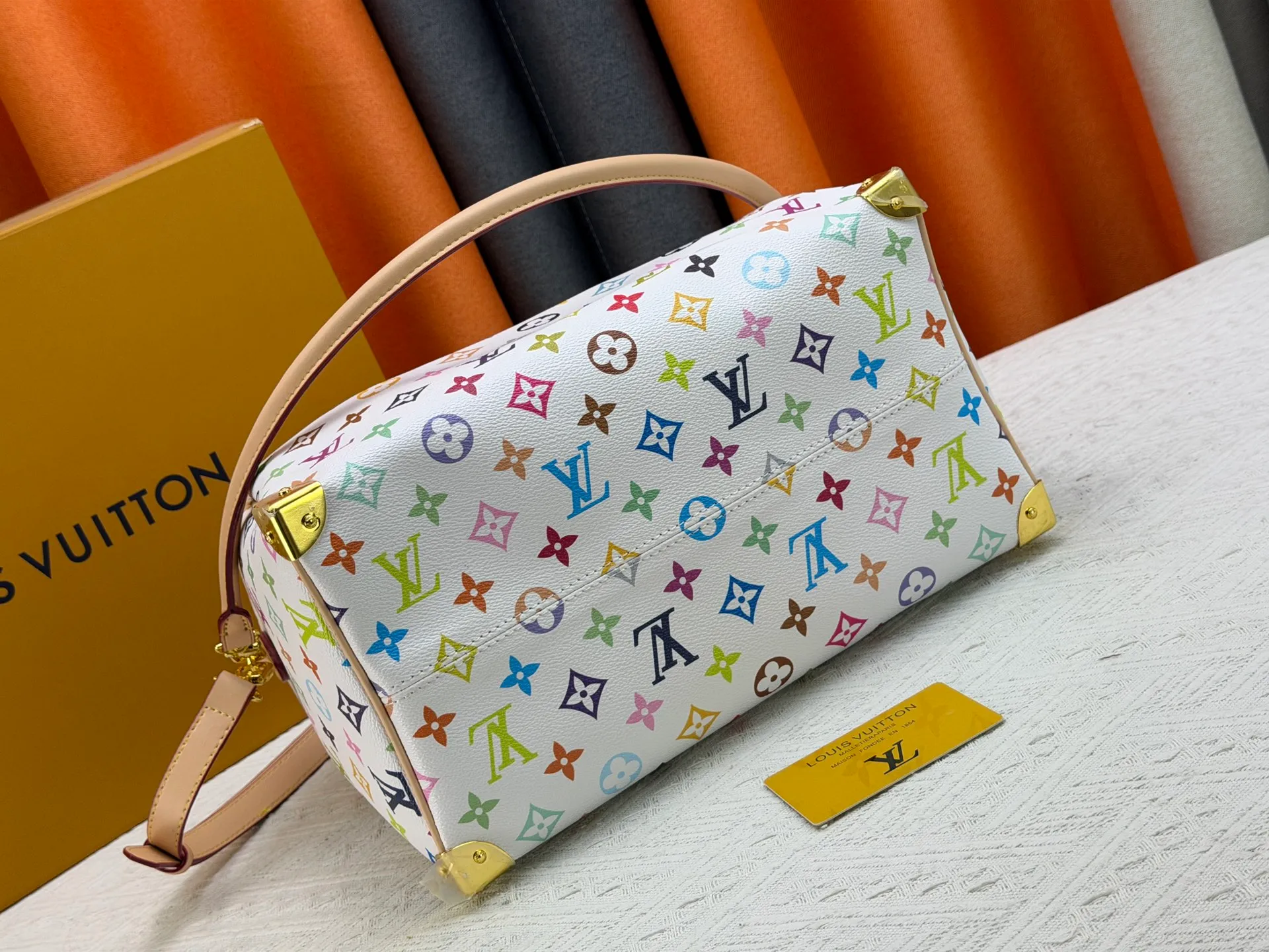 P300 Upgraded original version M27789 M13805 M13257 M40391 LV Murakami Takashi co-branded NANOSPEEDY handbag This Nano Speedy handbag combines Monogram canvas and cow leather trim printing, with 33 colorful interpretations of white tricolor and black tricolor. It has been launched in twelve sections and is very popular around the world and is loved by celebrities and celebrities. 30.0 x 21.0 x 17.0 cm