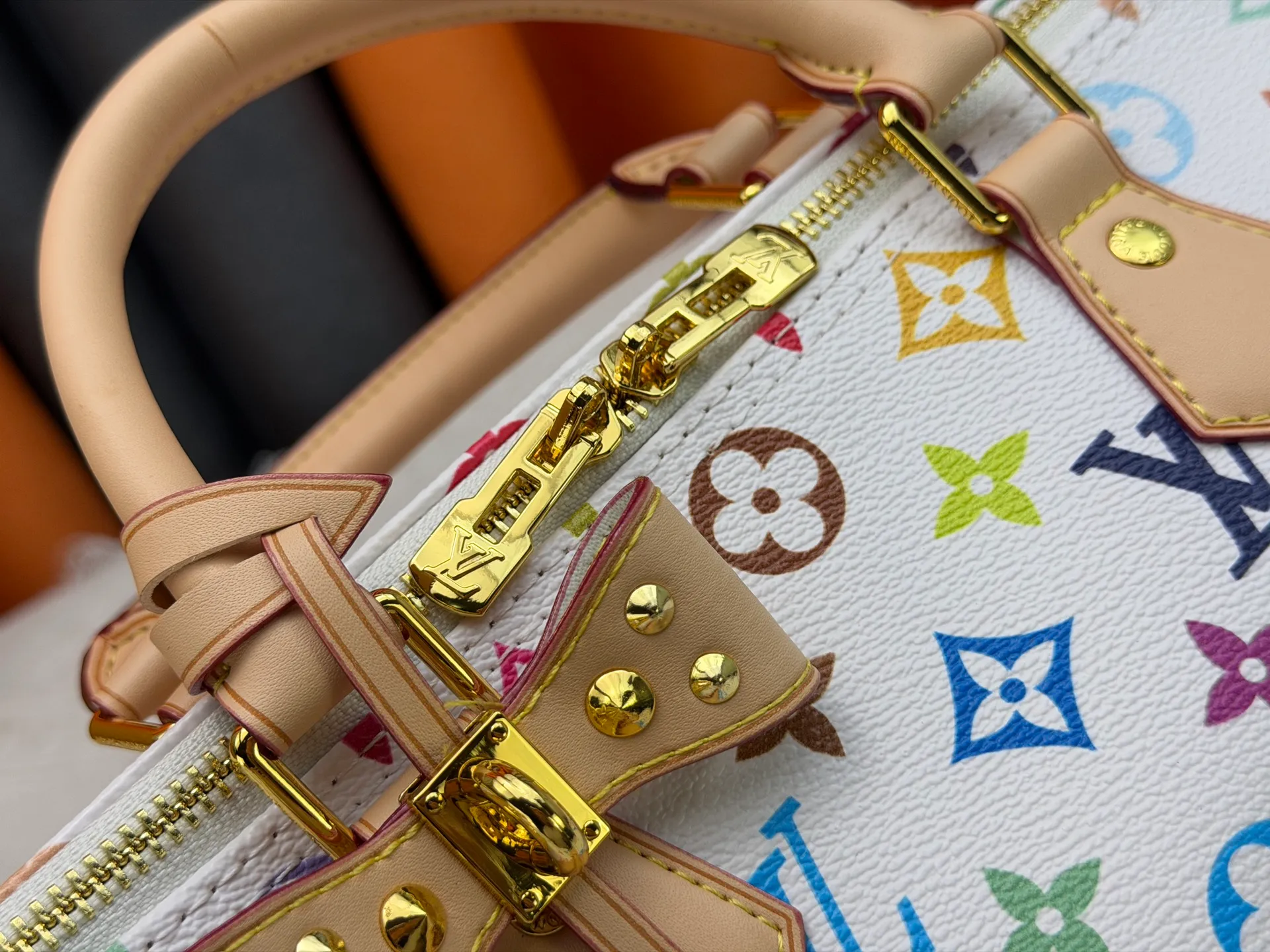 P300 Upgraded original version M27789 M13805 M13257 M40391 LV Murakami Takashi co-branded NANOSPEEDY handbag This Nano Speedy handbag combines Monogram canvas and cow leather trim printing, with 33 colorful interpretations of white tricolor and black tricolor. It has been launched in twelve sections and is very popular around the world and is loved by celebrities and celebrities. 30.0 x 21.0 x 17.0 cm
