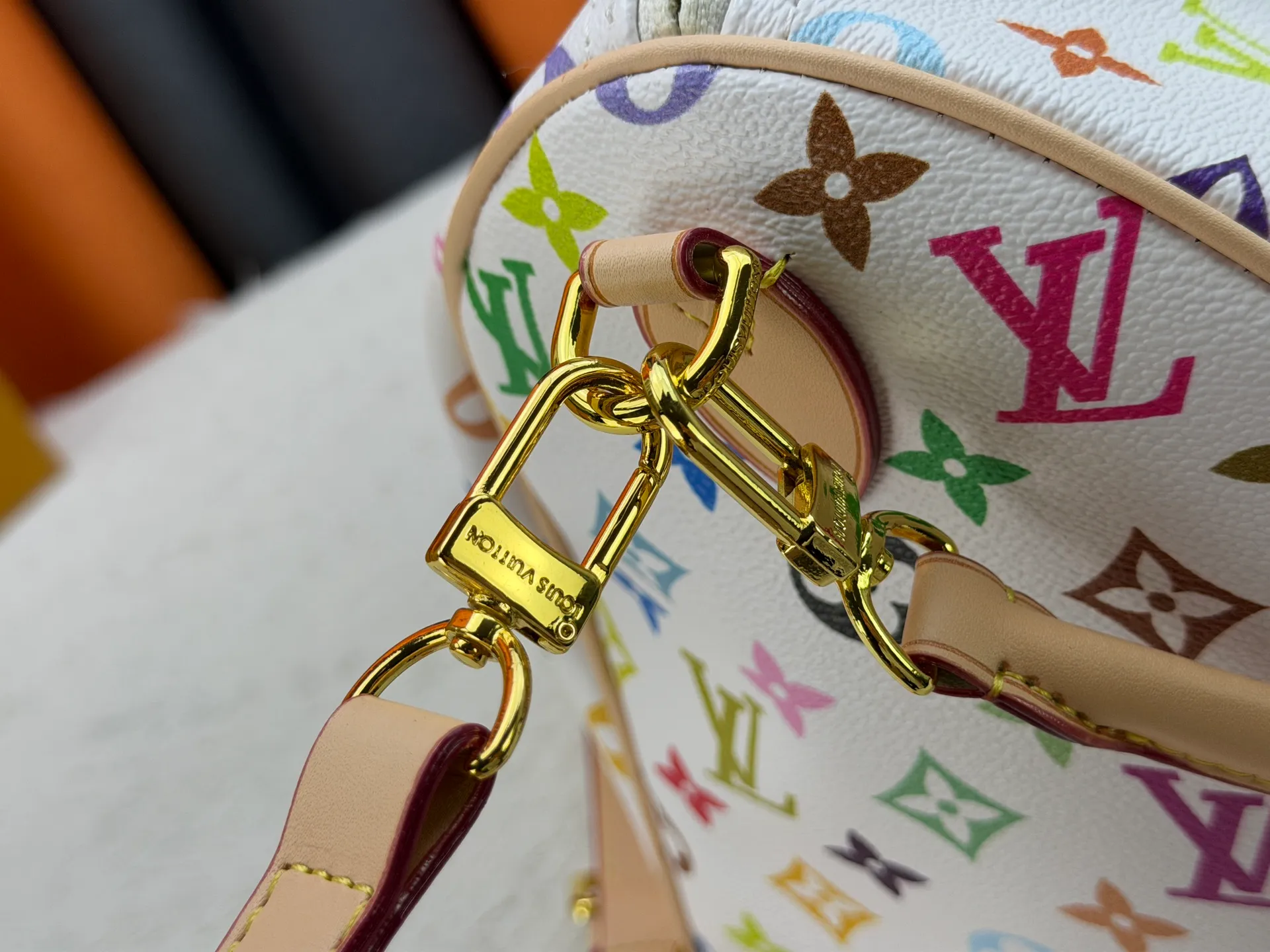P300 Upgraded original version M27789 M13805 M13257 M40391 LV Murakami Takashi co-branded NANOSPEEDY handbag This Nano Speedy handbag combines Monogram canvas and cow leather trim printing, with 33 colorful interpretations of white tricolor and black tricolor. It has been launched in twelve sections and is very popular around the world and is loved by celebrities and celebrities. 30.0 x 21.0 x 17.0 cm