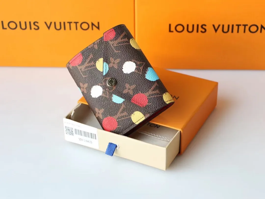 P130 M81865 This LV x YK Victorine wallet is from the Louis Vuitton x Yayoi Kusama collaboration series. The polka dot pattern has been throughout the Japanese artist's creative career. This time, it appears on Monogram canvas through silk screen printing technology, as if it were hand-painted, sublimating functional design with artistic flavor. Size: 12 x 9.5 x 1.5cm