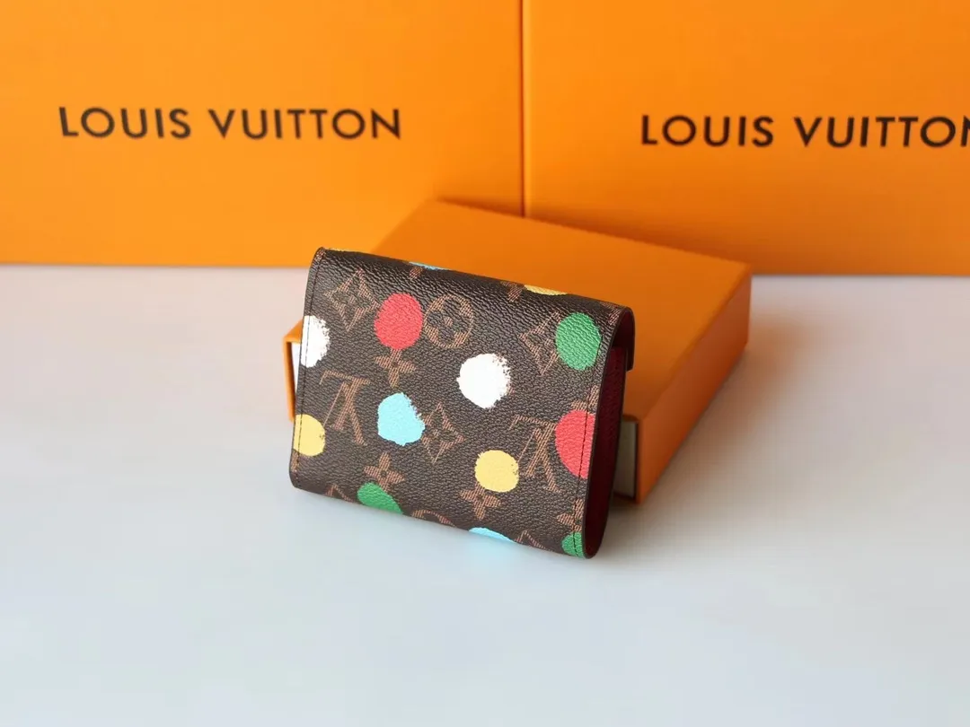 P130 M81865 This LV x YK Victorine wallet is from the Louis Vuitton x Yayoi Kusama collaboration series. The polka dot pattern has been throughout the Japanese artist's creative career. This time, it appears on Monogram canvas through silk screen printing technology, as if it were hand-painted, sublimating functional design with artistic flavor. Size: 12 x 9.5 x 1.5cm