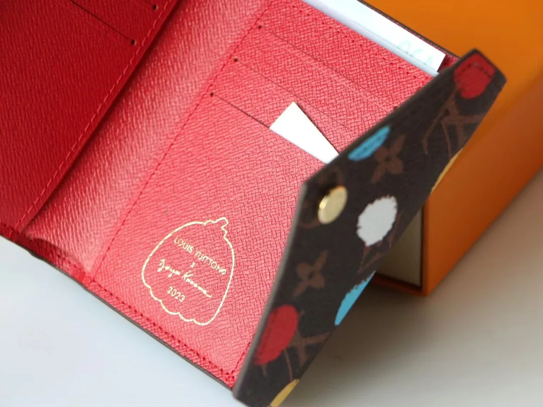 P130 M81865 This LV x YK Victorine wallet is from the Louis Vuitton x Yayoi Kusama collaboration series. The polka dot pattern has been throughout the Japanese artist's creative career. This time, it appears on Monogram canvas through silk screen printing technology, as if it were hand-painted, sublimating functional design with artistic flavor. Size: 12 x 9.5 x 1.5cm