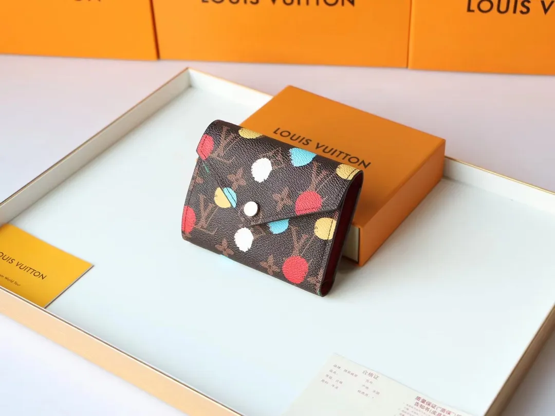 P130 M81865 This LV x YK Victorine wallet is from the Louis Vuitton x Yayoi Kusama collaboration series. The polka dot pattern has been throughout the Japanese artist's creative career. This time, it appears on Monogram canvas through silk screen printing technology, as if it were hand-painted, sublimating functional design with artistic flavor. Size: 12 x 9.5 x 1.5cm