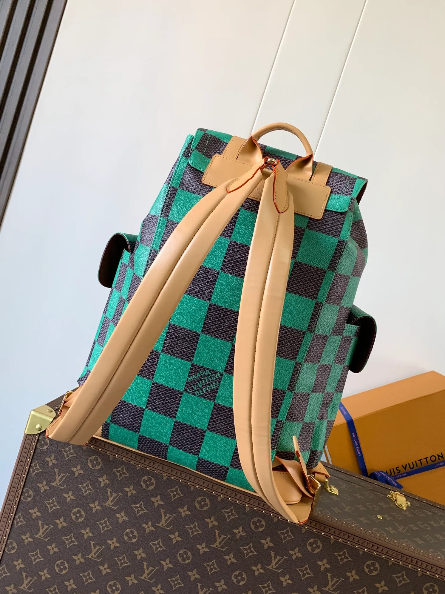💰1220 Top original order N40564 green grid Top original order Transcoding chip M24996 graffiti multi-function Christopher small backpack uses Monogram canvas to interpret the rugged and simple spirit of a hiking bag. Its unique style is suitable for both work and entertainment, highlighting a high-quality lifestyle. 41 x 47 x 13 cm (length x height x width)