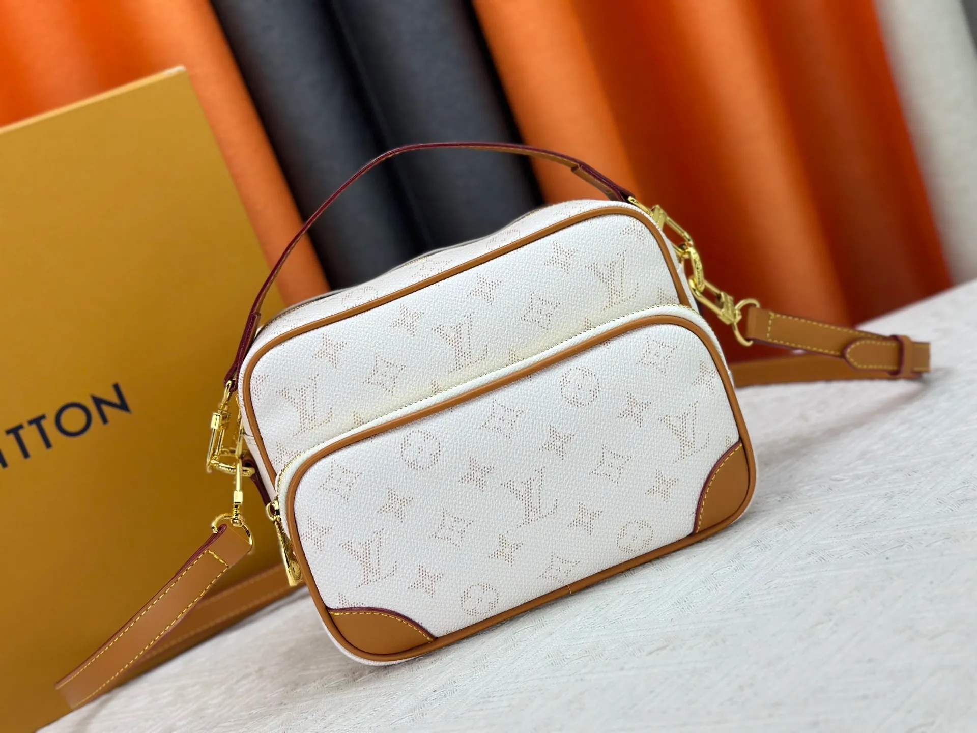 P260 Upgraded original M13987 M14016 M14988 M26068 M15296 M14682 M14025 This Nil handbag shines with the elegant luster of cow leather, and the Louis Vuitton Paris patch is fixed on the front with beaded rivets. The side lock buckle highlights the urban style, and the main compartment zipper pull is embellished with LV lettering. Dimensions: 25.0 x 17.5 x 11.0 cm (length x height x width)