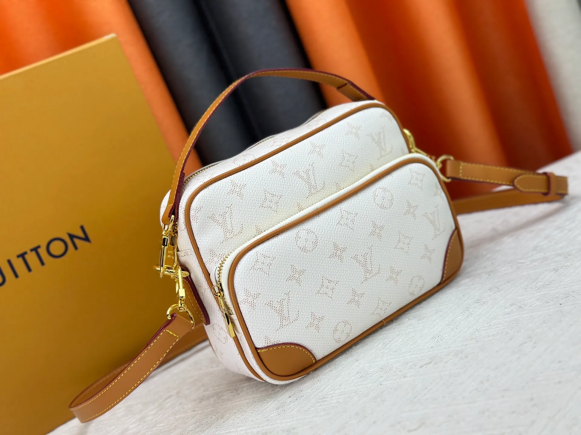 P260 Upgraded original M13987 M14016 M14988 M26068 M15296 M14682 M14025 This Nil handbag shines with the elegant luster of cow leather, and the Louis Vuitton Paris patch is fixed on the front with beaded rivets. The side lock buckle highlights the urban style, and the main compartment zipper pull is embellished with LV lettering. Dimensions: 25.0 x 17.5 x 11.0 cm (length x height x width)