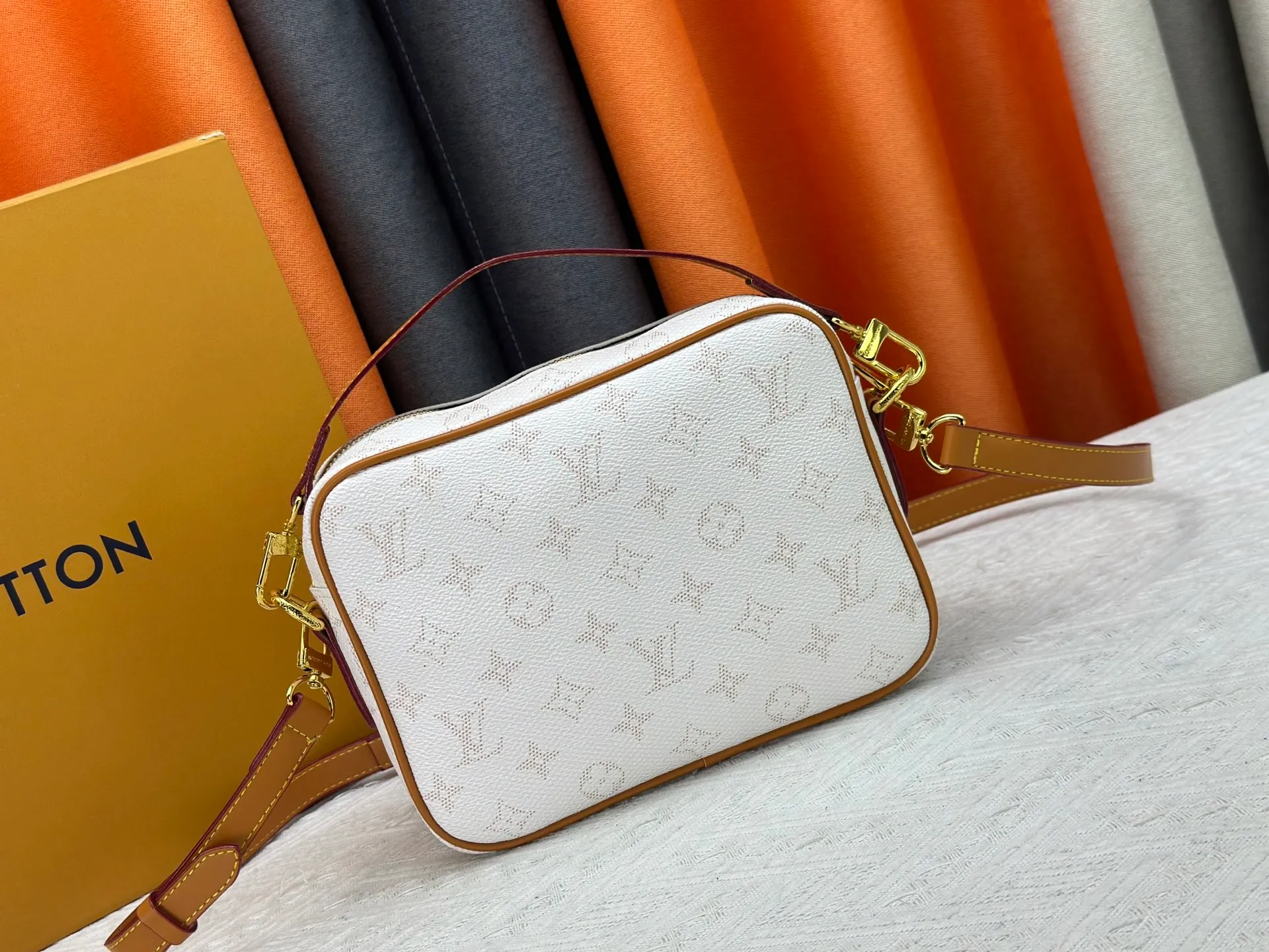 P260 Upgraded original M13987 M14016 M14988 M26068 M15296 M14682 M14025 This Nil handbag shines with the elegant luster of cow leather, and the Louis Vuitton Paris patch is fixed on the front with beaded rivets. The side lock buckle highlights the urban style, and the main compartment zipper pull is embellished with LV lettering. Dimensions: 25.0 x 17.5 x 11.0 cm (length x height x width)