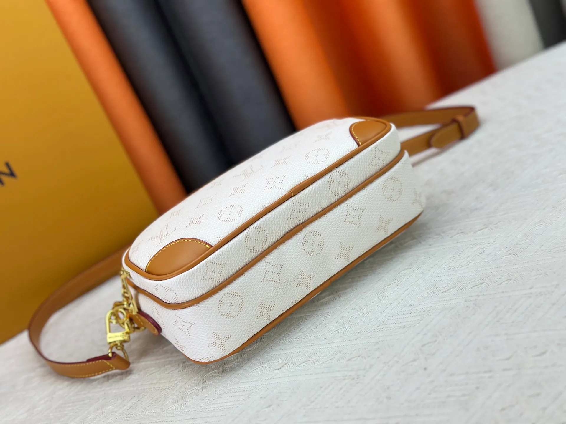 P260 Upgraded original M13987 M14016 M14988 M26068 M15296 M14682 M14025 This Nil handbag shines with the elegant luster of cow leather, and the Louis Vuitton Paris patch is fixed on the front with beaded rivets. The side lock buckle highlights the urban style, and the main compartment zipper pull is embellished with LV lettering. Dimensions: 25.0 x 17.5 x 11.0 cm (length x height x width)