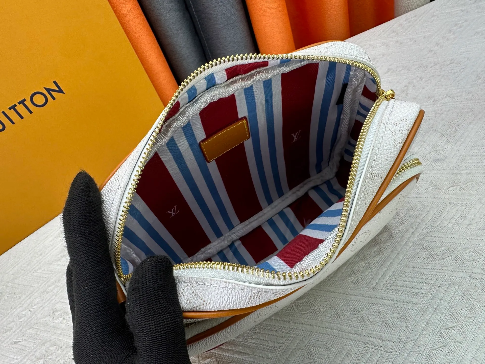 P260 Upgraded original M13987 M14016 M14988 M26068 M15296 M14682 M14025 This Nil handbag shines with the elegant luster of cow leather, and the Louis Vuitton Paris patch is fixed on the front with beaded rivets. The side lock buckle highlights the urban style, and the main compartment zipper pull is embellished with LV lettering. Dimensions: 25.0 x 17.5 x 11.0 cm (length x height x width)