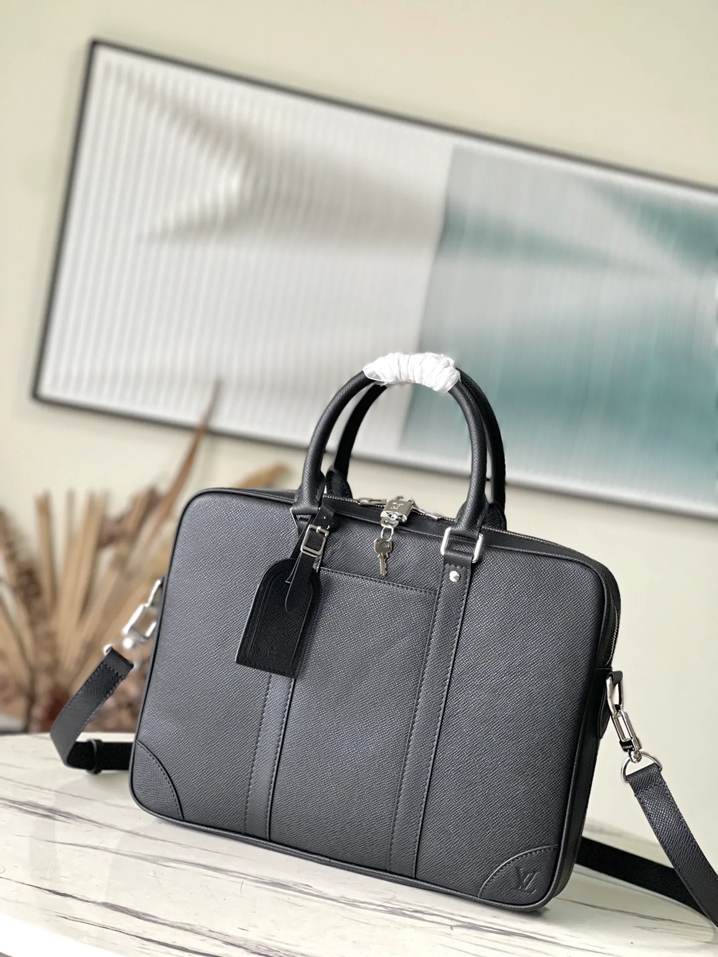 💰1080 (top-grain leather) top-quality original M30925 cross pattern This Voyage small briefcase is made of Taïga Noir cow leather, which is embossed with fine texture after smoothing, polishing and other processes. The padded interior holds a 13-inch laptop, and dual rear patch pockets add functional detail, along with top handles and a detachable and adjustable shoulder strap. Detailed features: 36.5 x 27.5 x 6 cm (length x height x width)