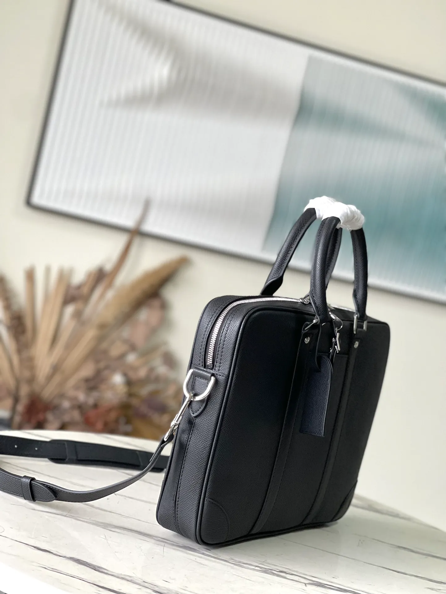 💰1080 (top-grain leather) top-quality original M30925 cross pattern This Voyage small briefcase is made of Taïga Noir cow leather, which is embossed with fine texture after smoothing, polishing and other processes. The padded interior holds a 13-inch laptop, and dual rear patch pockets add functional detail, along with top handles and a detachable and adjustable shoulder strap. Detailed features: 36.5 x 27.5 x 6 cm (length x height x width)
