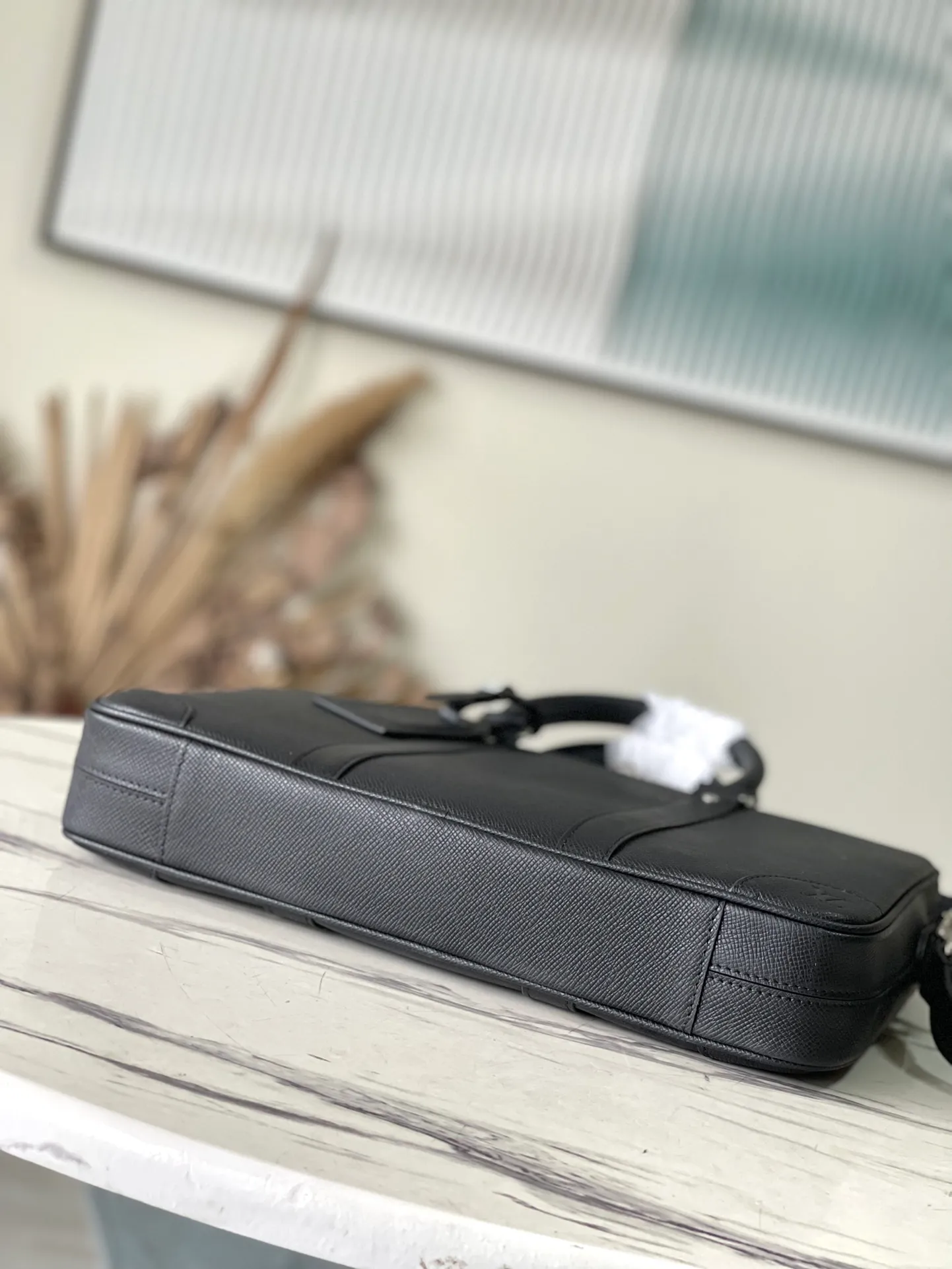 💰1080 (top-grain leather) top-quality original M30925 cross pattern This Voyage small briefcase is made of Taïga Noir cow leather, which is embossed with fine texture after smoothing, polishing and other processes. The padded interior holds a 13-inch laptop, and dual rear patch pockets add functional detail, along with top handles and a detachable and adjustable shoulder strap. Detailed features: 36.5 x 27.5 x 6 cm (length x height x width)