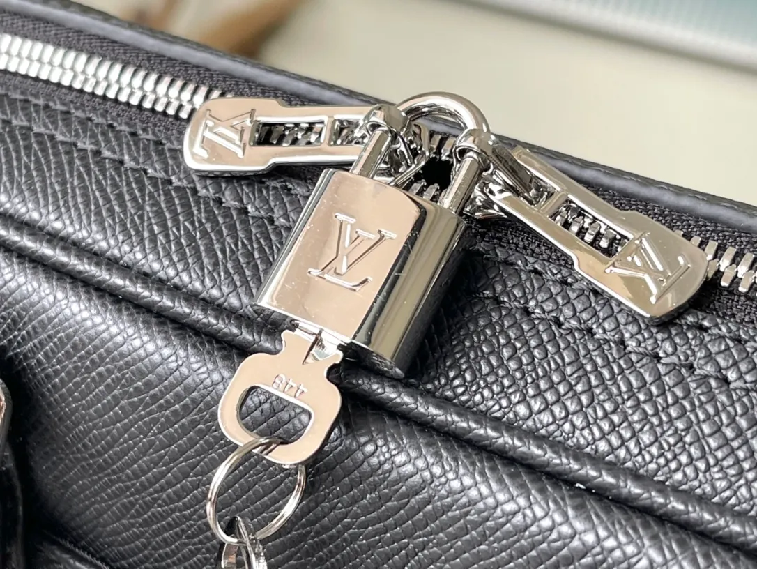 💰1080 (top-grain leather) top-quality original M30925 cross pattern This Voyage small briefcase is made of Taïga Noir cow leather, which is embossed with fine texture after smoothing, polishing and other processes. The padded interior holds a 13-inch laptop, and dual rear patch pockets add functional detail, along with top handles and a detachable and adjustable shoulder strap. Detailed features: 36.5 x 27.5 x 6 cm (length x height x width)