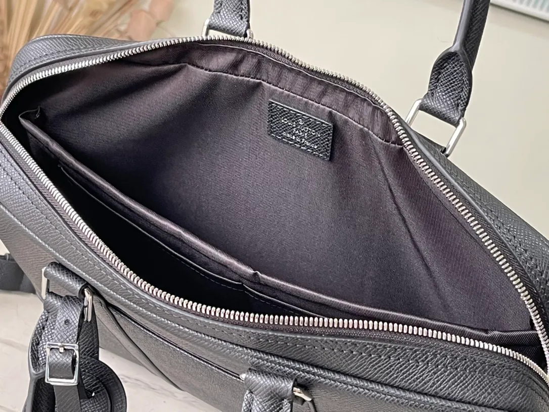 💰1080 (top-grain leather) top-quality original M30925 cross pattern This Voyage small briefcase is made of Taïga Noir cow leather, which is embossed with fine texture after smoothing, polishing and other processes. The padded interior holds a 13-inch laptop, and dual rear patch pockets add functional detail, along with top handles and a detachable and adjustable shoulder strap. Detailed features: 36.5 x 27.5 x 6 cm (length x height x width)
