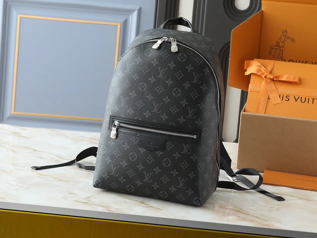 💰300💰Upgraded from the original M14020 black flower. Lime green. Presbyopia. Black checkered. This Discovery Slim double shoulder bag is made of Monogram Eclipse coated canvas. It has a compact structure and integrates pens into the laptop pocket. It can easily be used in business, leisure or leisure occasions with a trendy attitude. The adjustable shoulder straps with fabric lining enhance the comfortable carrying experience, and the zippered front pocket makes it easy to store daily necessities. Size:38x13x28cm
