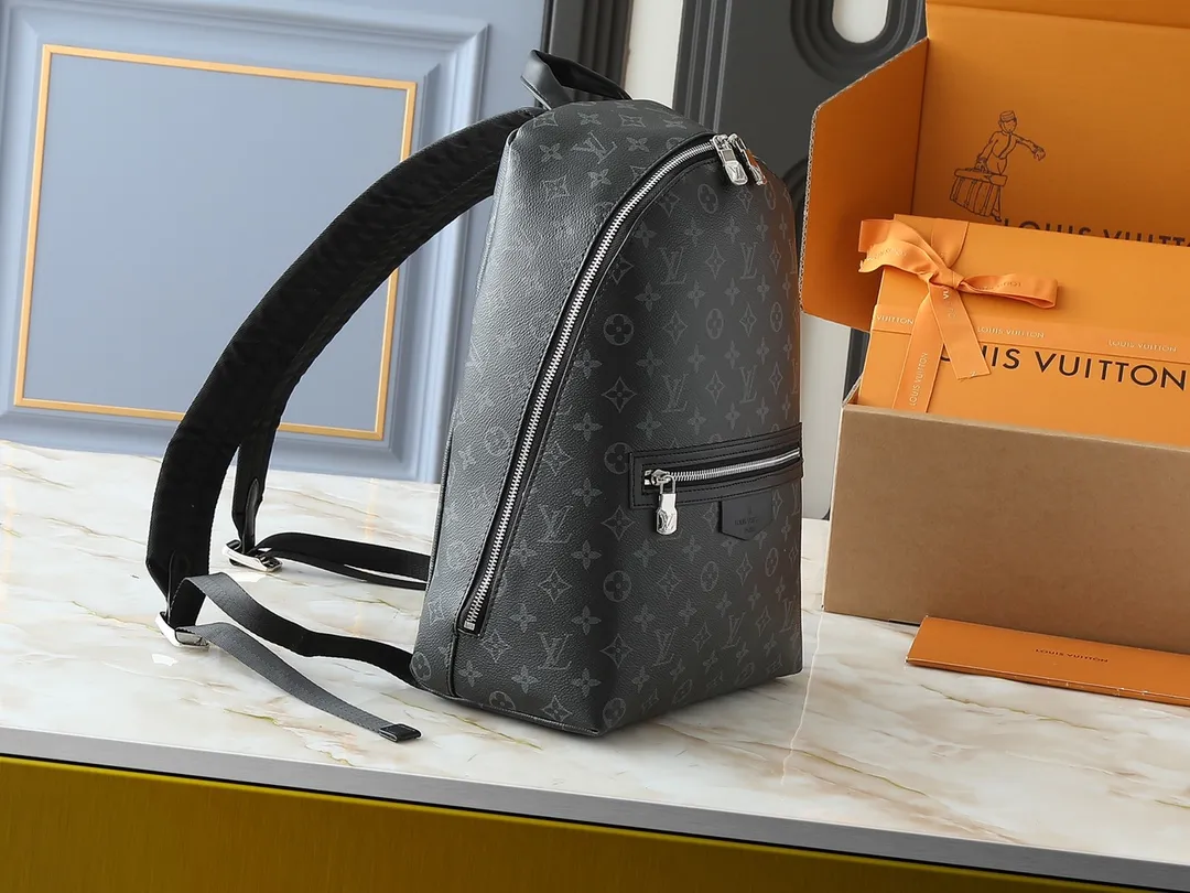 💰300💰Upgraded from the original M14020 black flower. Lime green. Presbyopia. Black checkered. This Discovery Slim double shoulder bag is made of Monogram Eclipse coated canvas. It has a compact structure and integrates pens into the laptop pocket. It can easily be used in business, leisure or leisure occasions with a trendy attitude. The adjustable shoulder straps with fabric lining enhance the comfortable carrying experience, and the zippered front pocket makes it easy to store daily necessities. Size:38x13x28cm