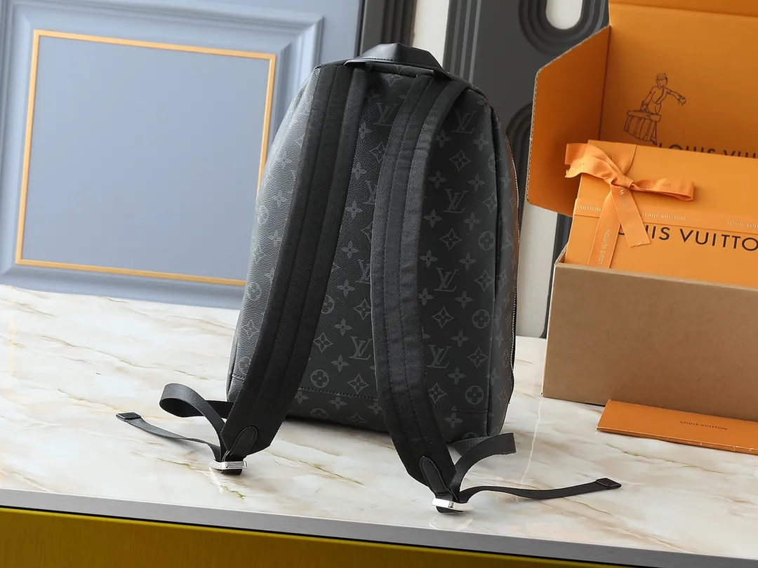 💰300💰Upgraded from the original M14020 black flower. Lime green. Presbyopia. Black checkered. This Discovery Slim double shoulder bag is made of Monogram Eclipse coated canvas. It has a compact structure and integrates pens into the laptop pocket. It can easily be used in business, leisure or leisure occasions with a trendy attitude. The adjustable shoulder straps with fabric lining enhance the comfortable carrying experience, and the zippered front pocket makes it easy to store daily necessities. Size:38x13x28cm