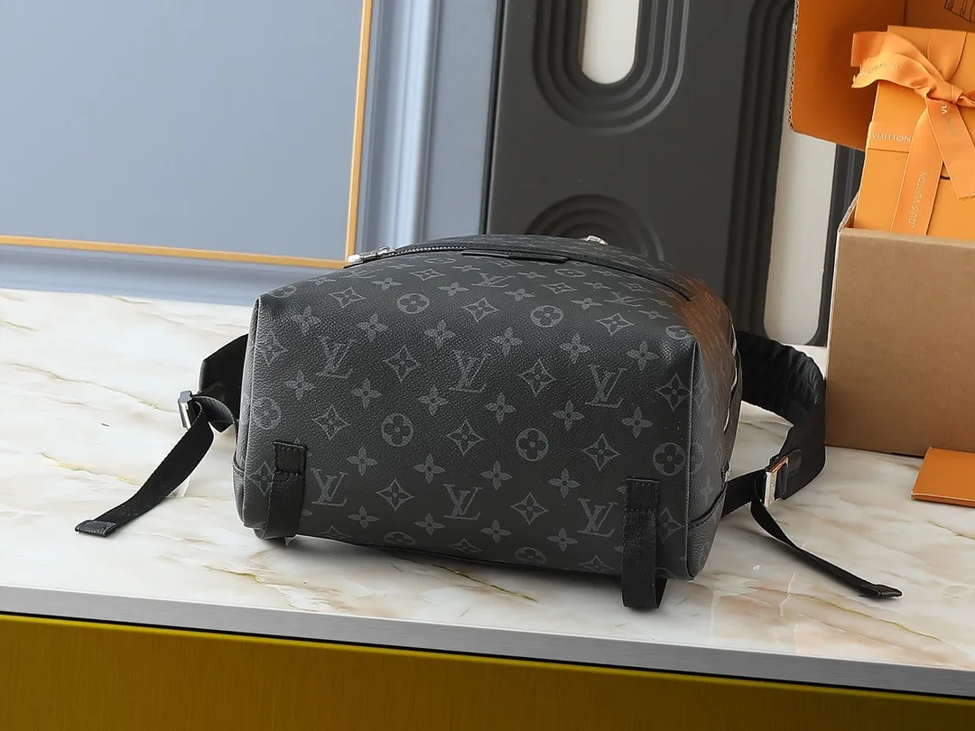 💰300💰Upgraded from the original M14020 black flower. Lime green. Presbyopia. Black checkered. This Discovery Slim double shoulder bag is made of Monogram Eclipse coated canvas. It has a compact structure and integrates pens into the laptop pocket. It can easily be used in business, leisure or leisure occasions with a trendy attitude. The adjustable shoulder straps with fabric lining enhance the comfortable carrying experience, and the zippered front pocket makes it easy to store daily necessities. Size:38x13x28cm