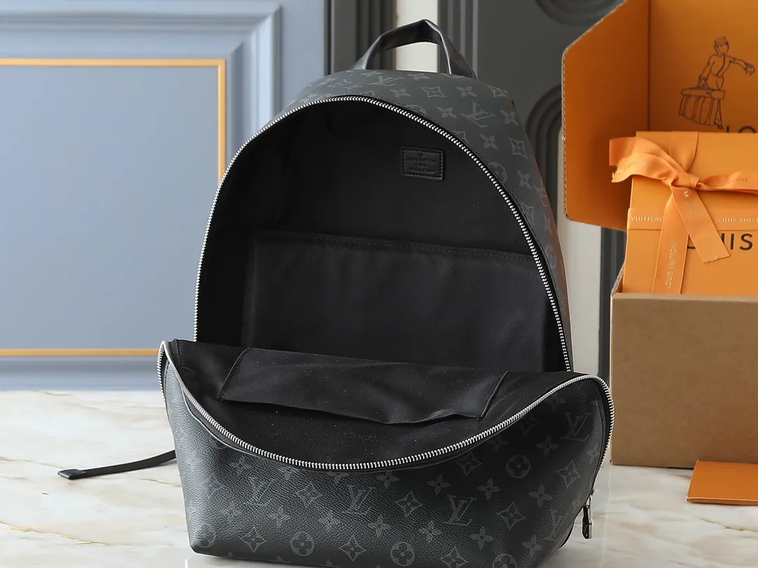 💰300💰Upgraded from the original M14020 black flower. Lime green. Presbyopia. Black checkered. This Discovery Slim double shoulder bag is made of Monogram Eclipse coated canvas. It has a compact structure and integrates pens into the laptop pocket. It can easily be used in business, leisure or leisure occasions with a trendy attitude. The adjustable shoulder straps with fabric lining enhance the comfortable carrying experience, and the zippered front pocket makes it easy to store daily necessities. Size:38x13x28cm