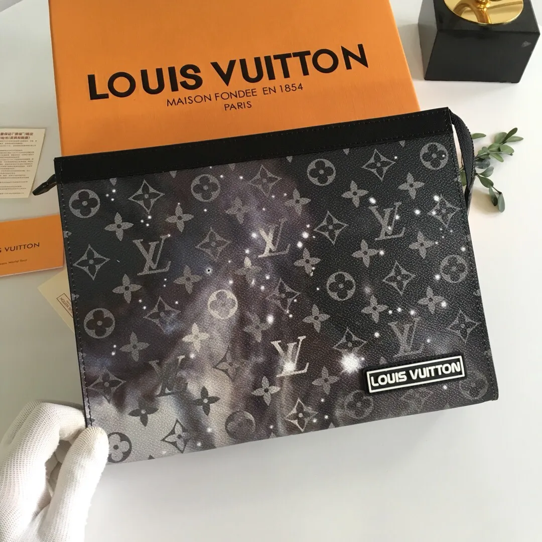 Factory price 380 top original order 🎀🎀 M44448! Louis Vuitton has set its sights on the bright and boundless vastness of space and redesigned the Pochette Voyage handbag in the 2019 spring and summer pre-show series. The classic Monogram pattern complements the dazzling stars and the dying sun. The clutch is compact enough to store daily necessities and can be held in hand or stored in a larger bag. Size 27/21/5