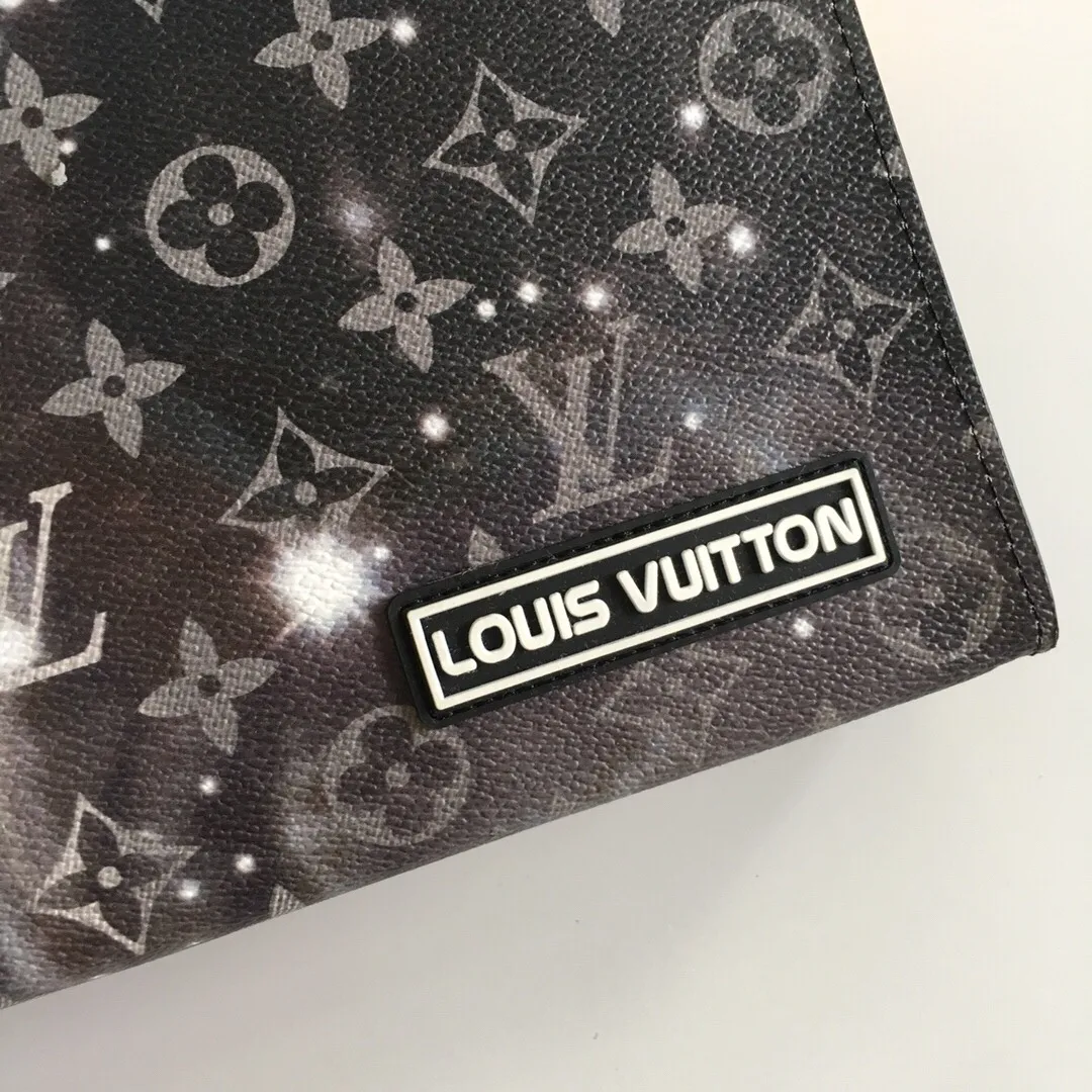 Factory price 380 top original order 🎀🎀 M44448! Louis Vuitton has set its sights on the bright and boundless vastness of space and redesigned the Pochette Voyage handbag in the 2019 spring and summer pre-show series. The classic Monogram pattern complements the dazzling stars and the dying sun. The clutch is compact enough to store daily necessities and can be held in hand or stored in a larger bag. Size 27/21/5