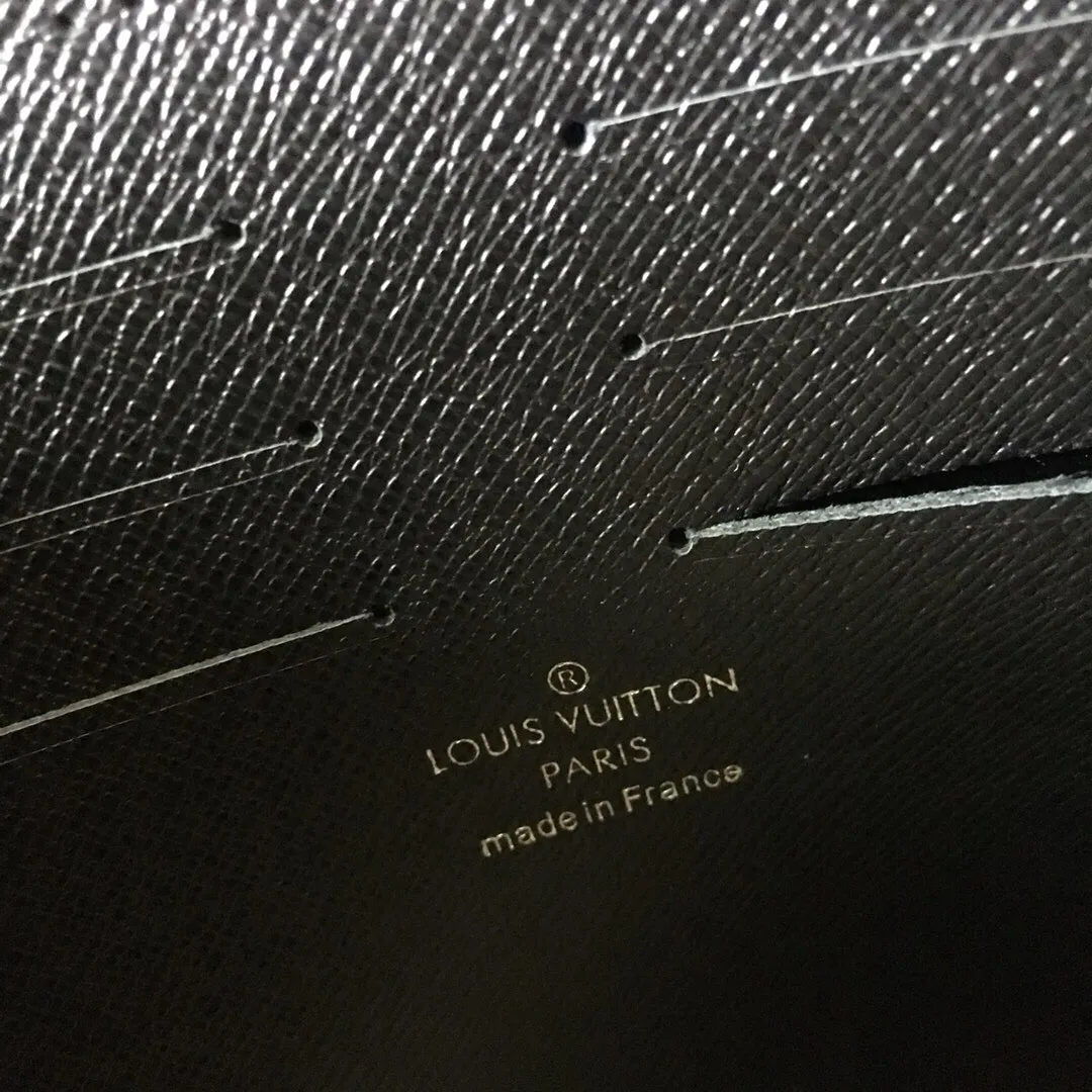Factory price 380 top original order 🎀🎀 M44448! Louis Vuitton has set its sights on the bright and boundless vastness of space and redesigned the Pochette Voyage handbag in the 2019 spring and summer pre-show series. The classic Monogram pattern complements the dazzling stars and the dying sun. The clutch is compact enough to store daily necessities and can be held in hand or stored in a larger bag. Size 27/21/5