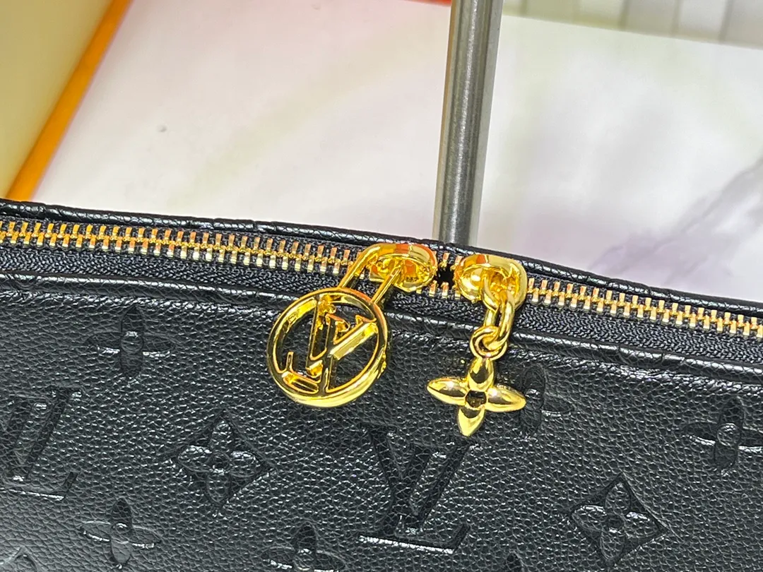 Batch 220💰Upgraded original M12174 This Pochette Sèvres belongs to the LV ski collection and is ready to shine in a "shiny" gun metal tone. It's crafted from signature Monogram Empreinte leather with pale gold hardware for an elegant contrast. The double zip closure features two pendants, one depicting an LV ring and the other displaying a crystal-embellished Monogram flower. Think of it as the perfect après-ski bag. Dimensions: 25 x 13 x 5 cm (length x height x width)