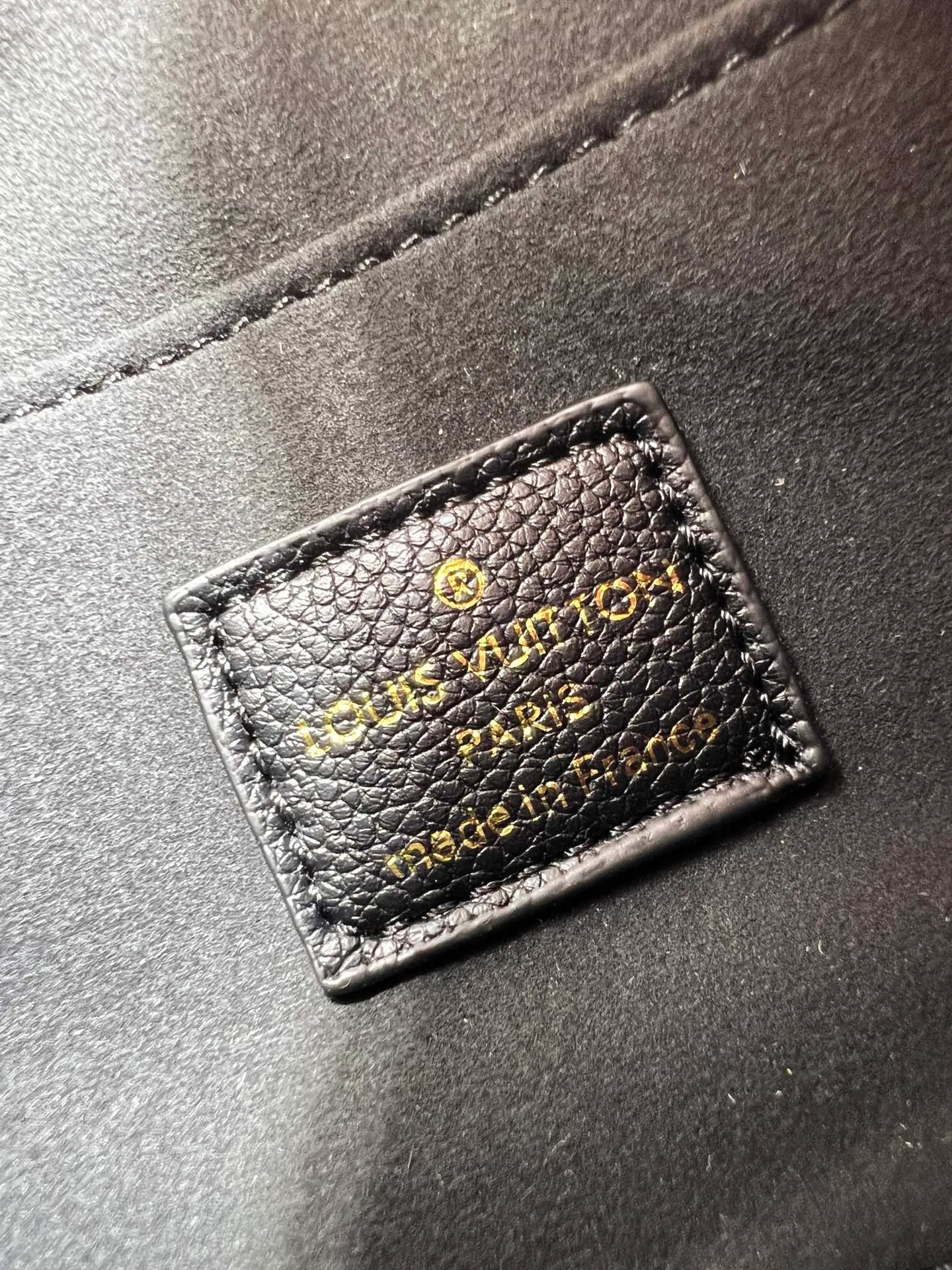 Batch 220💰Upgraded original M12174 This Pochette Sèvres belongs to the LV ski collection and is ready to shine in a "shiny" gun metal tone. It's crafted from signature Monogram Empreinte leather with pale gold hardware for an elegant contrast. The double zip closure features two pendants, one depicting an LV ring and the other displaying a crystal-embellished Monogram flower. Think of it as the perfect après-ski bag. Dimensions: 25 x 13 x 5 cm (length x height x width)