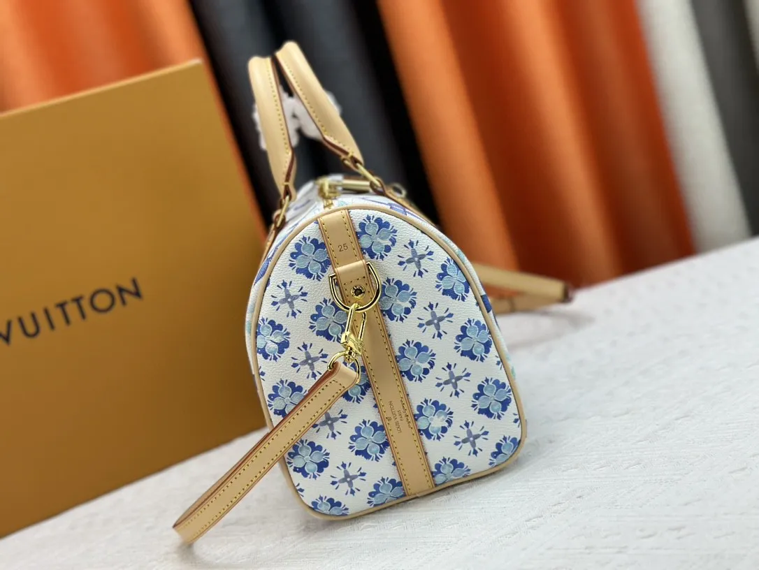 P260 M11264 This Speedy Bandoulière 25 handbag draws inspiration from the Speedy travel bag of the 1930s. It outlines the classic silhouette with Monogram Tiles canvas, giving it a fresh summer atmosphere. The print on the body and lining is reminiscent of Lisbon's beautiful tiles, and the LV Circle logo in the center adds to the brand's signature. 25.0 x 19.0 x 15.0 cm (L x H x W) • Monogram Tiles coated canvas • Cow leather trim • Printed fabric lining • Metal hardware • Double zip closure • Internal slip pocket • Padlock • Holds smartphone, keys, wallet, headphones and iPad Mini • Shoulder strap: removable, adjustable • Half-length strap: 46.5 cm • Half-length adjustable strap: 55.0 cm • Handle: Double handle