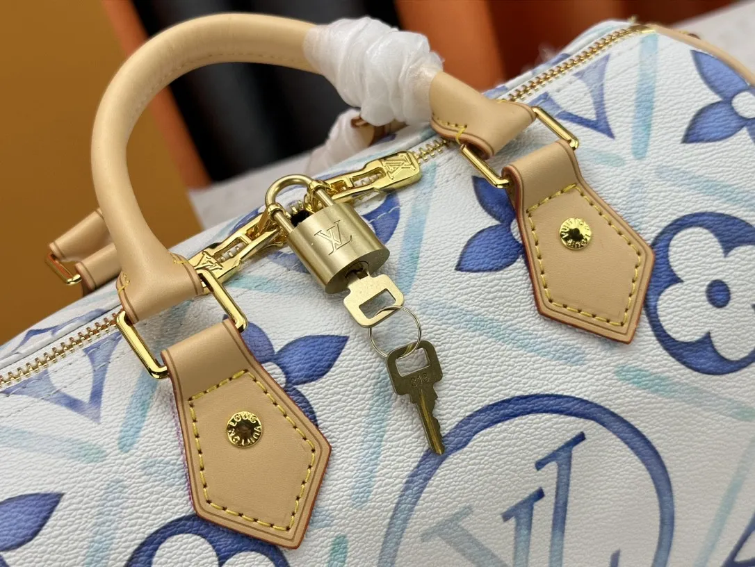 P260 M11264 This Speedy Bandoulière 25 handbag draws inspiration from the Speedy travel bag of the 1930s. It outlines the classic silhouette with Monogram Tiles canvas, giving it a fresh summer atmosphere. The print on the body and lining is reminiscent of Lisbon's beautiful tiles, and the LV Circle logo in the center adds to the brand's signature. 25.0 x 19.0 x 15.0 cm (L x H x W) • Monogram Tiles coated canvas • Cow leather trim • Printed fabric lining • Metal hardware • Double zip closure • Internal slip pocket • Padlock • Holds smartphone, keys, wallet, headphones and iPad Mini • Shoulder strap: removable, adjustable • Half-length strap: 46.5 cm • Half-length adjustable strap: 55.0 cm • Handle: Double handle