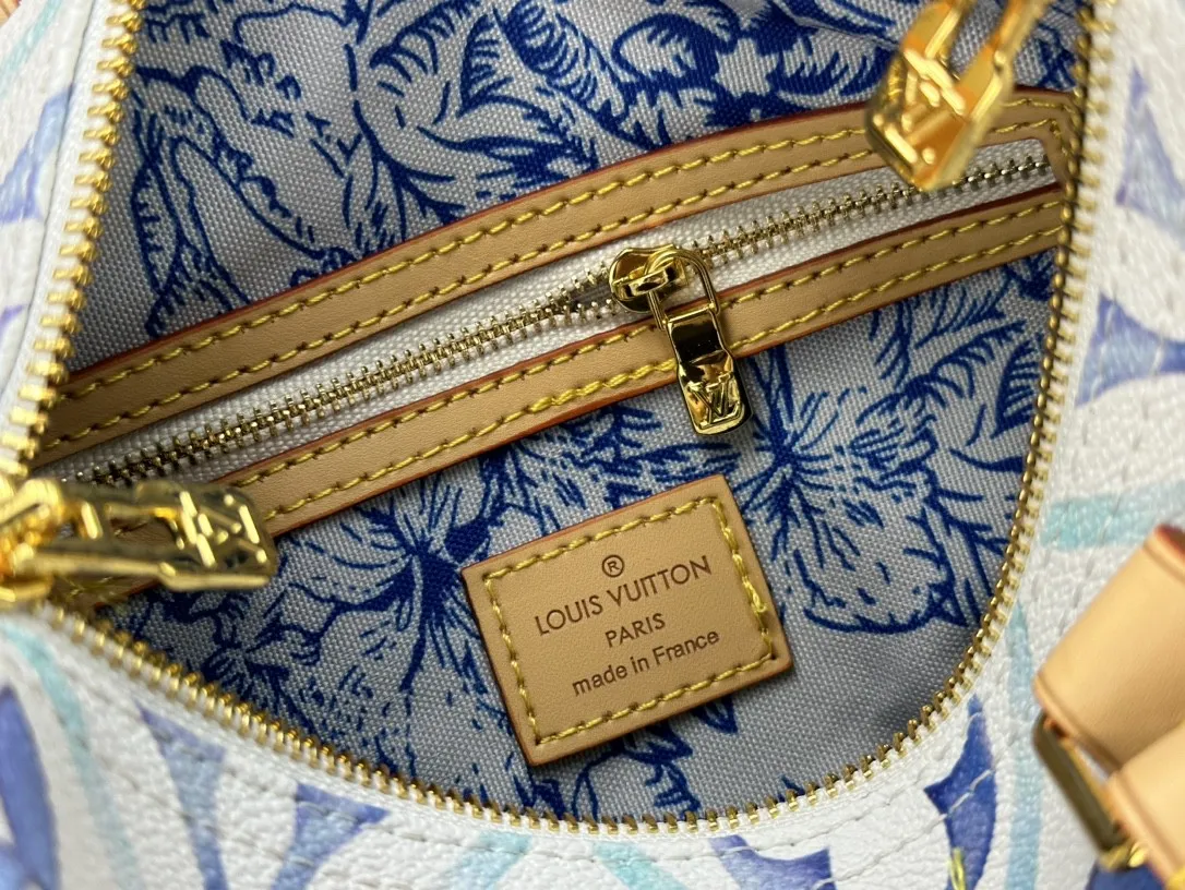 P260 M11264 This Speedy Bandoulière 25 handbag draws inspiration from the Speedy travel bag of the 1930s. It outlines the classic silhouette with Monogram Tiles canvas, giving it a fresh summer atmosphere. The print on the body and lining is reminiscent of Lisbon's beautiful tiles, and the LV Circle logo in the center adds to the brand's signature. 25.0 x 19.0 x 15.0 cm (L x H x W) • Monogram Tiles coated canvas • Cow leather trim • Printed fabric lining • Metal hardware • Double zip closure • Internal slip pocket • Padlock • Holds smartphone, keys, wallet, headphones and iPad Mini • Shoulder strap: removable, adjustable • Half-length strap: 46.5 cm • Half-length adjustable strap: 55.0 cm • Handle: Double handle