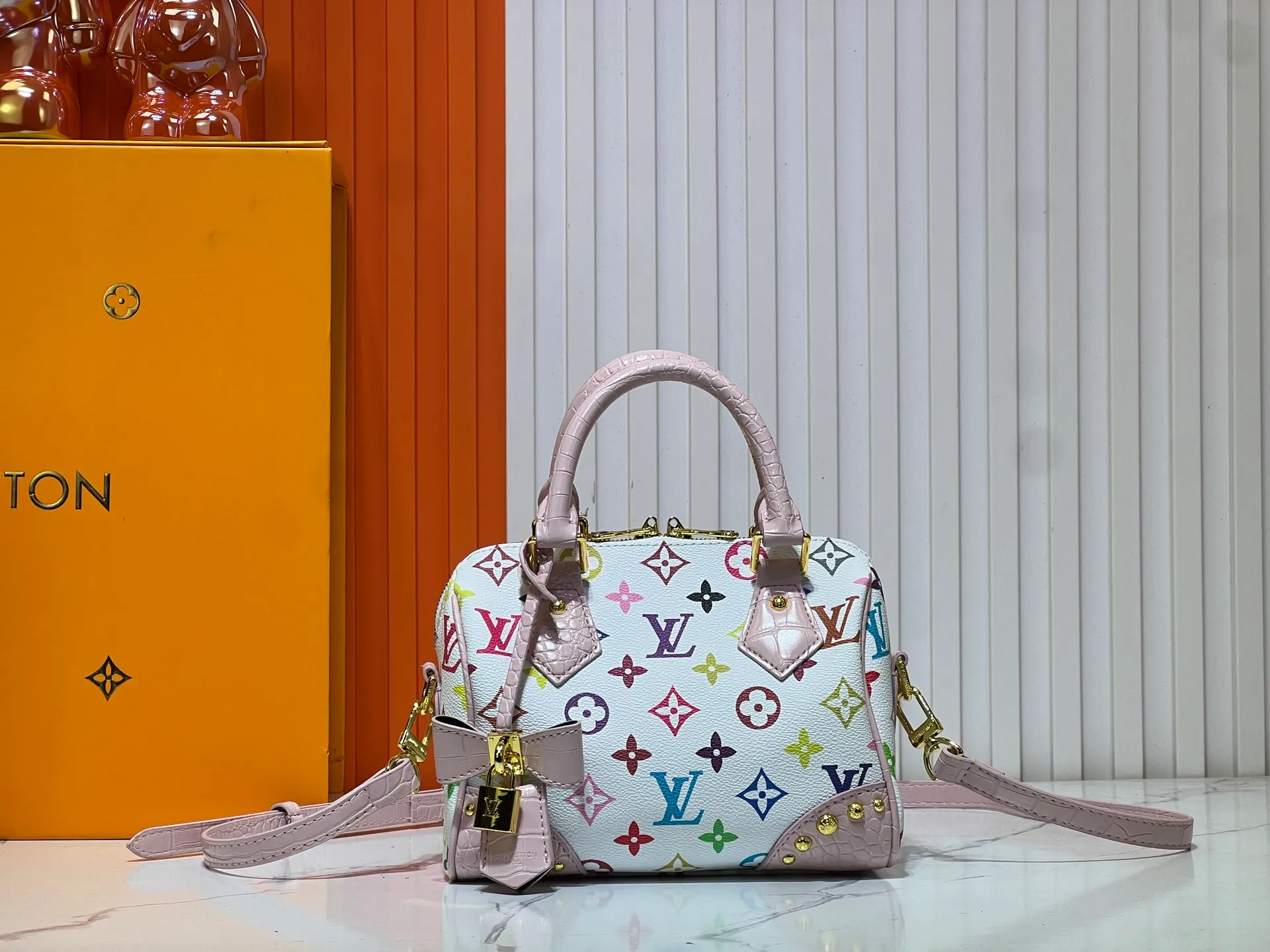Batch 280💰Upgraded original crocodile pattern M13365 M58953 M46234 M46222 Speedy Bandoulière 20 handbag is made of soft coated canvas, and the full-length Monogram pattern is traced in colorful rainbow tones, highlighting the smart style of the Louis Vuitton x Murakami reissue series. The Toron handle and detachable shoulder strap are constructed of cow leather, the metal corners recall classic luggage elements, and the bow-shaped key bag and padlock add brand touches. Dimensions: 20.5 x 13.5 x 12.0 cm (length x height x width)