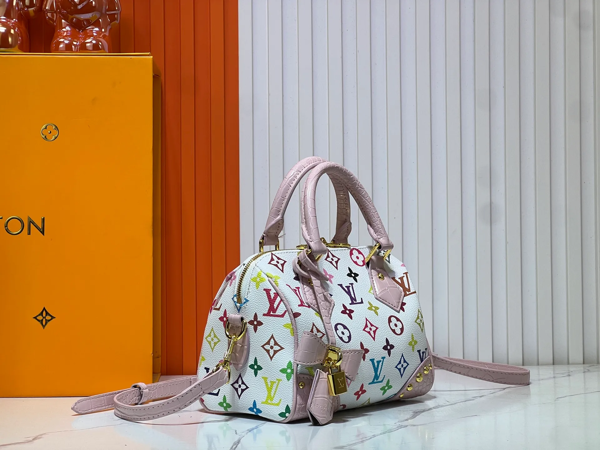 Batch 280💰Upgraded original crocodile pattern M13365 M58953 M46234 M46222 Speedy Bandoulière 20 handbag is made of soft coated canvas, and the full-length Monogram pattern is traced in colorful rainbow tones, highlighting the smart style of the Louis Vuitton x Murakami reissue series. The Toron handle and detachable shoulder strap are constructed of cow leather, the metal corners recall classic luggage elements, and the bow-shaped key bag and padlock add brand touches. Dimensions: 20.5 x 13.5 x 12.0 cm (length x height x width)