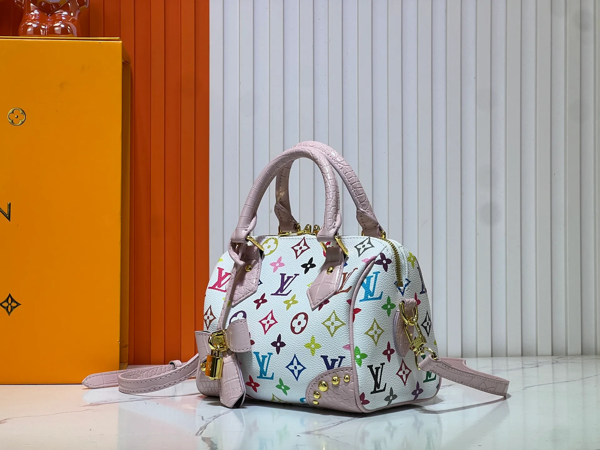 Batch 280💰Upgraded original crocodile pattern M13365 M58953 M46234 M46222 Speedy Bandoulière 20 handbag is made of soft coated canvas, and the full-length Monogram pattern is traced in colorful rainbow tones, highlighting the smart style of the Louis Vuitton x Murakami reissue series. The Toron handle and detachable shoulder strap are constructed of cow leather, the metal corners recall classic luggage elements, and the bow-shaped key bag and padlock add brand touches. Dimensions: 20.5 x 13.5 x 12.0 cm (length x height x width)