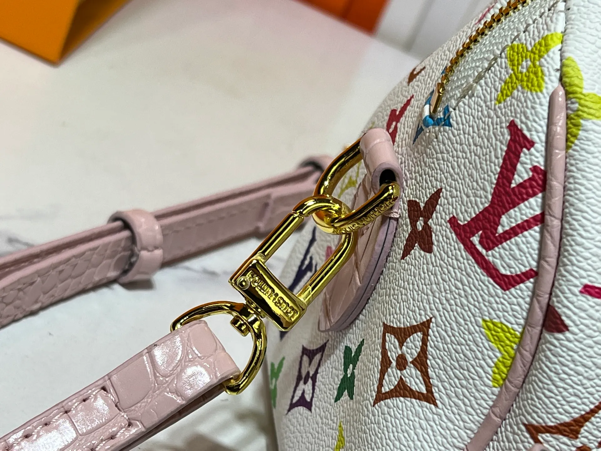Batch 280💰Upgraded original crocodile pattern M13365 M58953 M46234 M46222 Speedy Bandoulière 20 handbag is made of soft coated canvas, and the full-length Monogram pattern is traced in colorful rainbow tones, highlighting the smart style of the Louis Vuitton x Murakami reissue series. The Toron handle and detachable shoulder strap are constructed of cow leather, the metal corners recall classic luggage elements, and the bow-shaped key bag and padlock add brand touches. Dimensions: 20.5 x 13.5 x 12.0 cm (length x height x width)