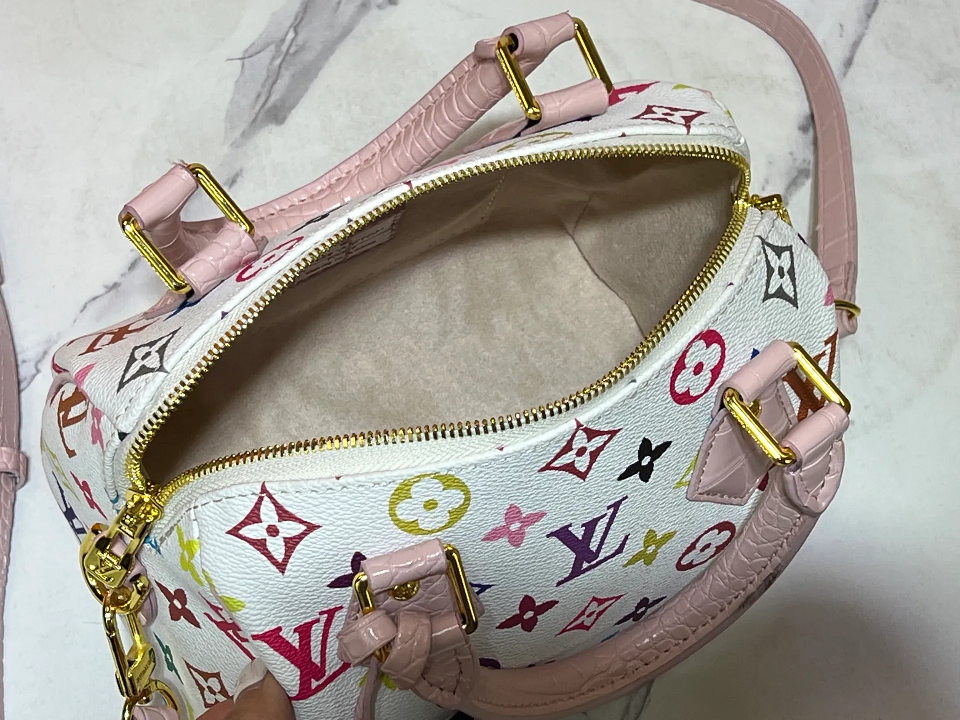 Batch 280💰Upgraded original crocodile pattern M13365 M58953 M46234 M46222 Speedy Bandoulière 20 handbag is made of soft coated canvas, and the full-length Monogram pattern is traced in colorful rainbow tones, highlighting the smart style of the Louis Vuitton x Murakami reissue series. The Toron handle and detachable shoulder strap are constructed of cow leather, the metal corners recall classic luggage elements, and the bow-shaped key bag and padlock add brand touches. Dimensions: 20.5 x 13.5 x 12.0 cm (length x height x width)