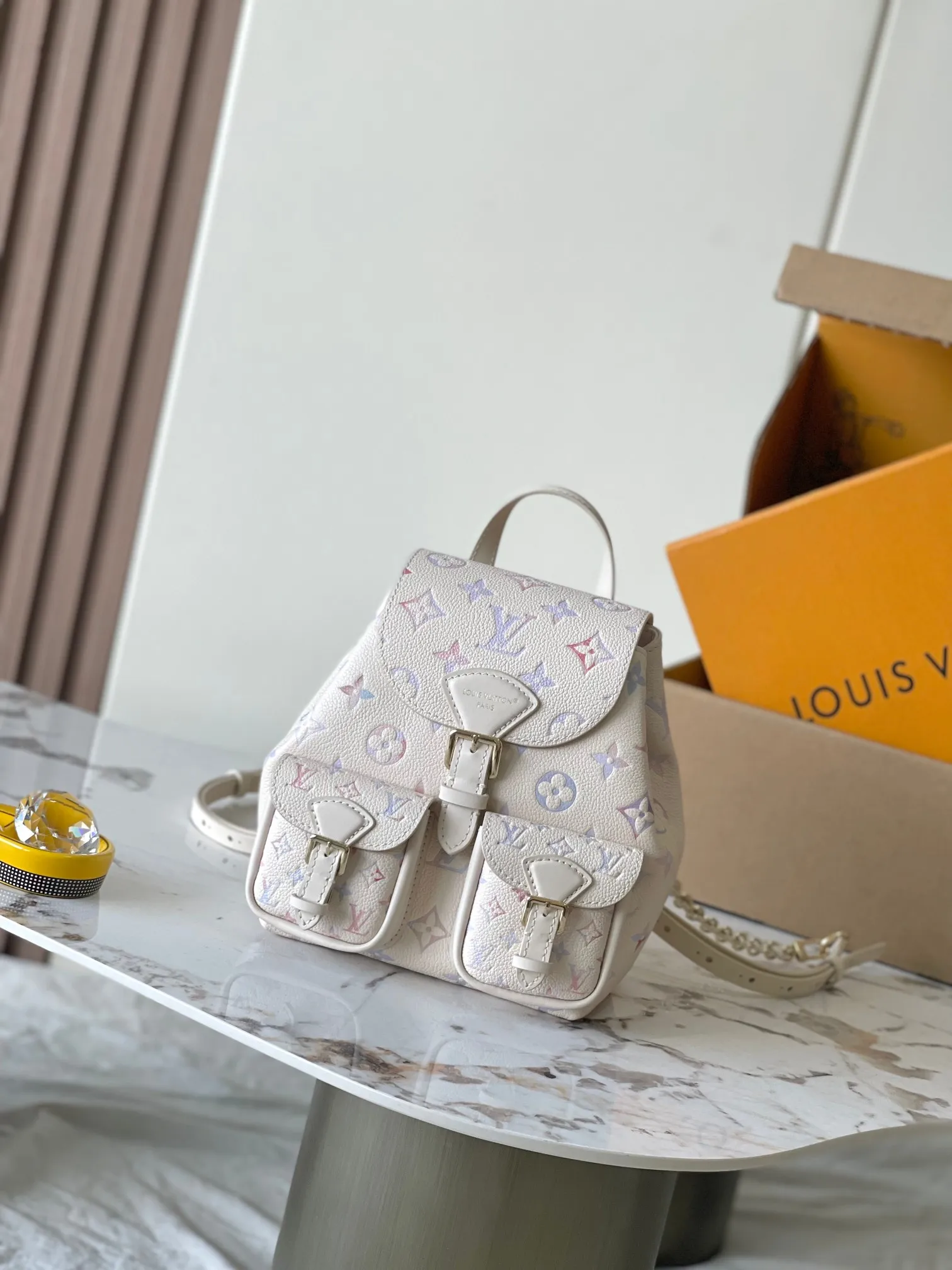 p2600 [Special grade MB163c chip version original leather] This Backup backpack handbag Model: M15113 Material: A-grade all-steel hardware, imported original cowhide Packaging: Full set of original duty-free MB packaging Dimensions: 22 x 14 x 20 cm
