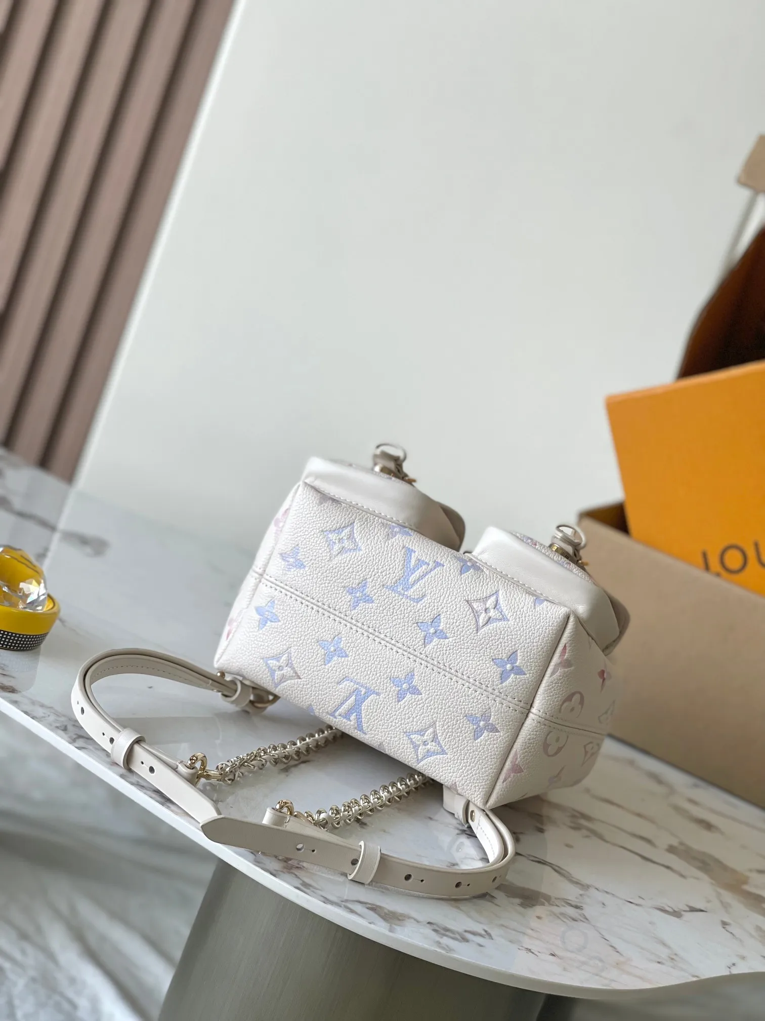 p2600 [Special grade MB163c chip version original leather] This Backup backpack handbag Model: M15113 Material: A-grade all-steel hardware, imported original cowhide Packaging: Full set of original duty-free MB packaging Dimensions: 22 x 14 x 20 cm