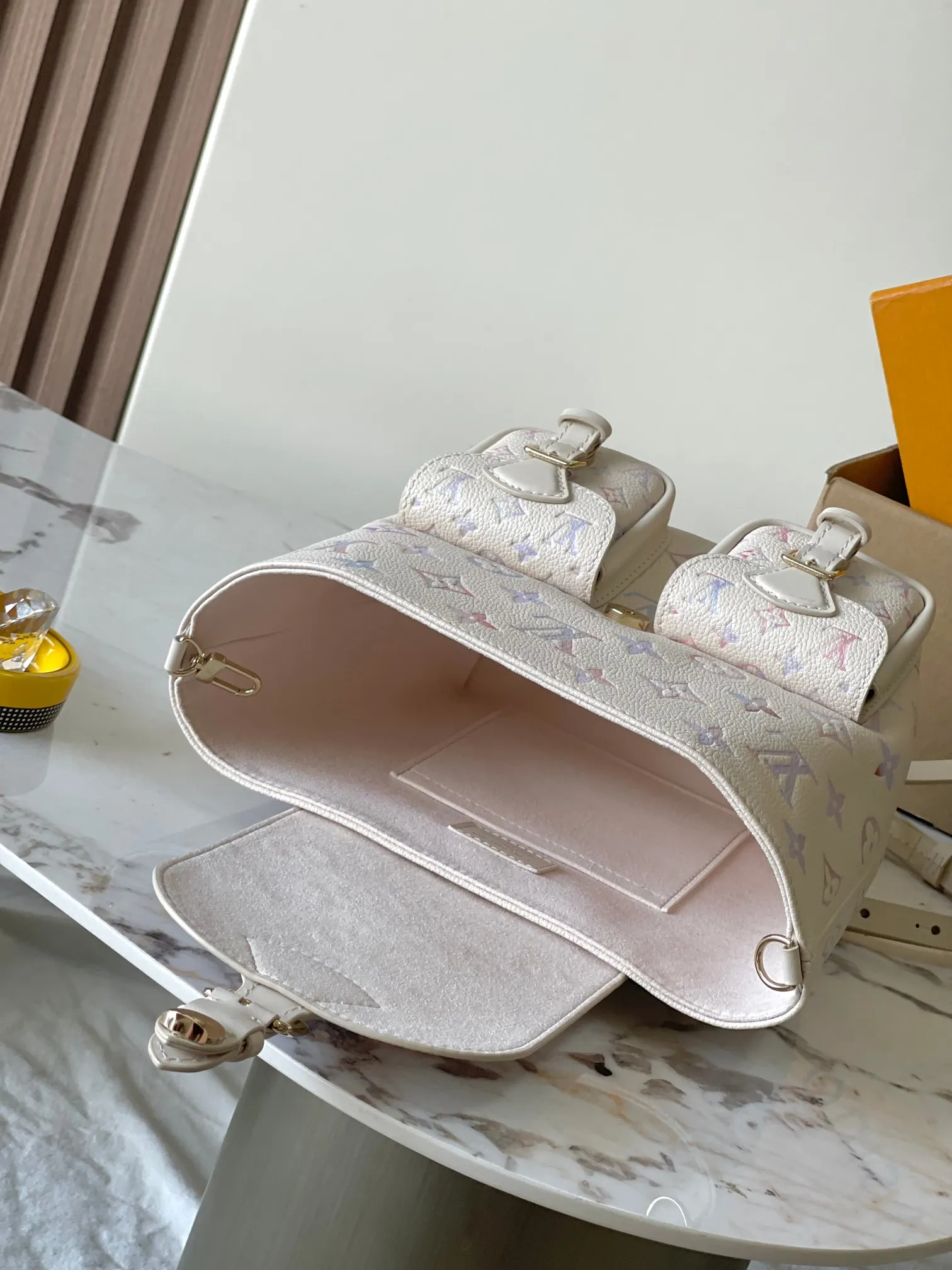 p2600 [Special grade MB163c chip version original leather] This Backup backpack handbag Model: M15113 Material: A-grade all-steel hardware, imported original cowhide Packaging: Full set of original duty-free MB packaging Dimensions: 22 x 14 x 20 cm