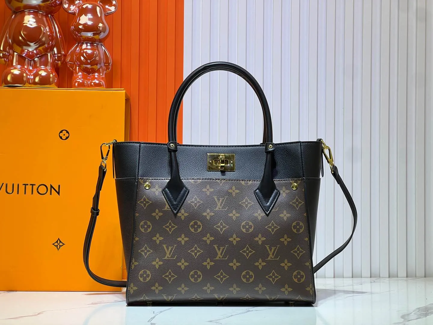 Batch 340💰Upgraded original version [M53826 black embroidery M53825 apricot embroidery M53824 MM53823 presbyopia with black]🔥On My Side handbag shows the elegant fusion of calfskin and classic Monogram canvas. Contrasting canvas shapes the large outer pocket, creating a trompe l'oeil effect as if two handbags merge into one. Plenty of space can easily accommodate office needs, and the adjustable shoulder strap allows for a cross-body style. Dimensions: 30.5 x 24.5 x 14 cm (Length x Height x Width) - Calfskin and Monogram coated canvas - Cowhide leather trim - Microfiber lining - 2 top handles for hand or elbow carry - Adjustable shoulder strap for shoulder or cross-body wear - Lock closure - 2 outer pockets with magnetic closure - Zip pocket - 1 patch pocket