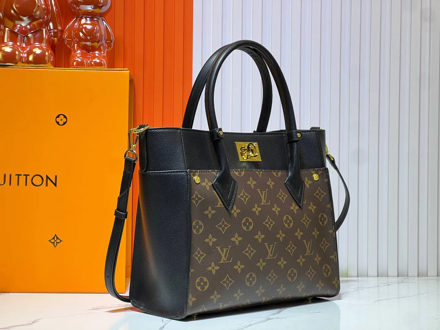 Batch 340💰Upgraded original version [M53826 black embroidery M53825 apricot embroidery M53824 MM53823 presbyopia with black]🔥On My Side handbag shows the elegant fusion of calfskin and classic Monogram canvas. Contrasting canvas shapes the large outer pocket, creating a trompe l'oeil effect as if two handbags merge into one. Plenty of space can easily accommodate office needs, and the adjustable shoulder strap allows for a cross-body style. Dimensions: 30.5 x 24.5 x 14 cm (Length x Height x Width) - Calfskin and Monogram coated canvas - Cowhide leather trim - Microfiber lining - 2 top handles for hand or elbow carry - Adjustable shoulder strap for shoulder or cross-body wear - Lock closure - 2 outer pockets with magnetic closure - Zip pocket - 1 patch pocket